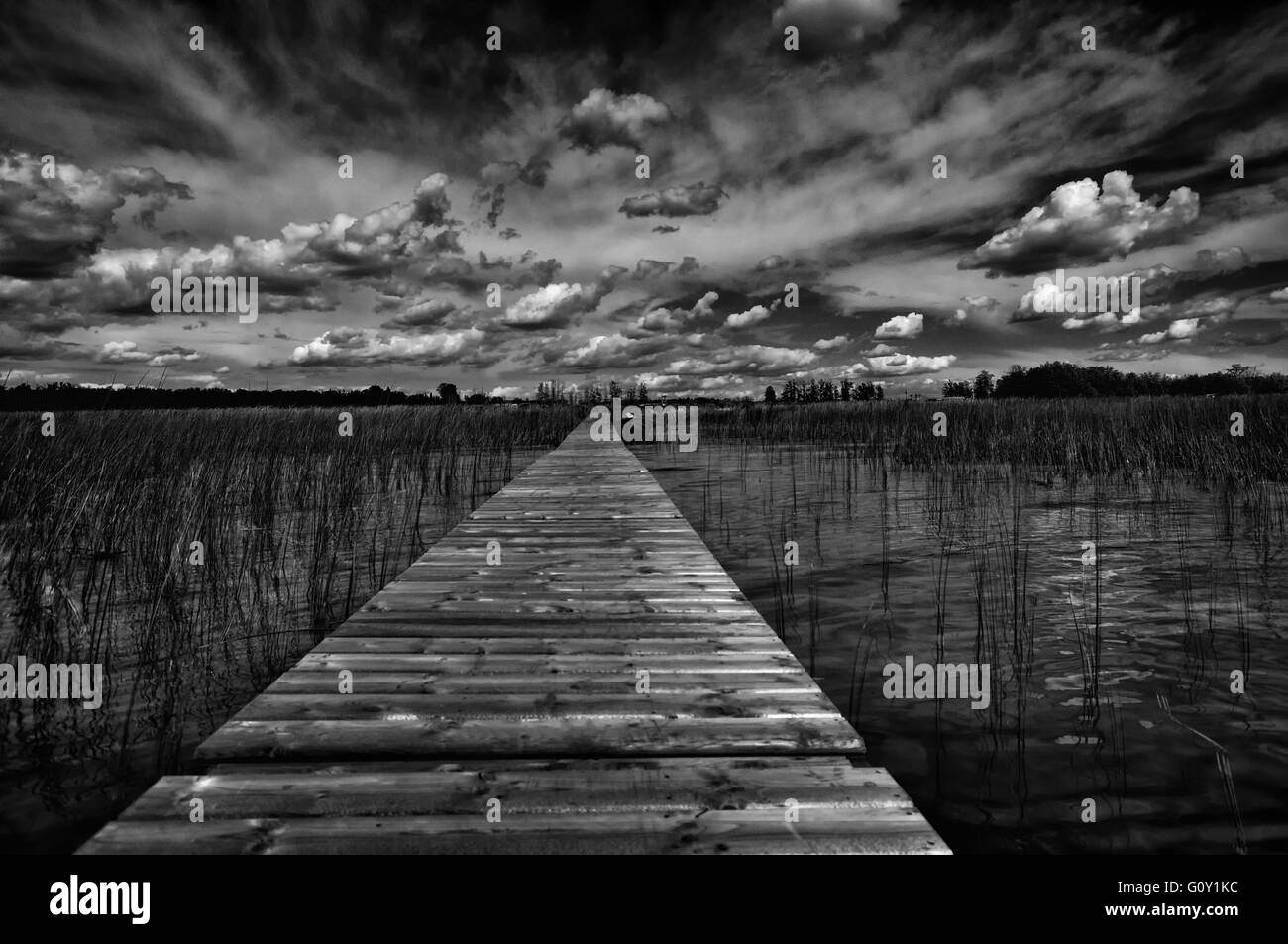 Foto von einem Dock in den eingehenden Wolken. Stockfoto