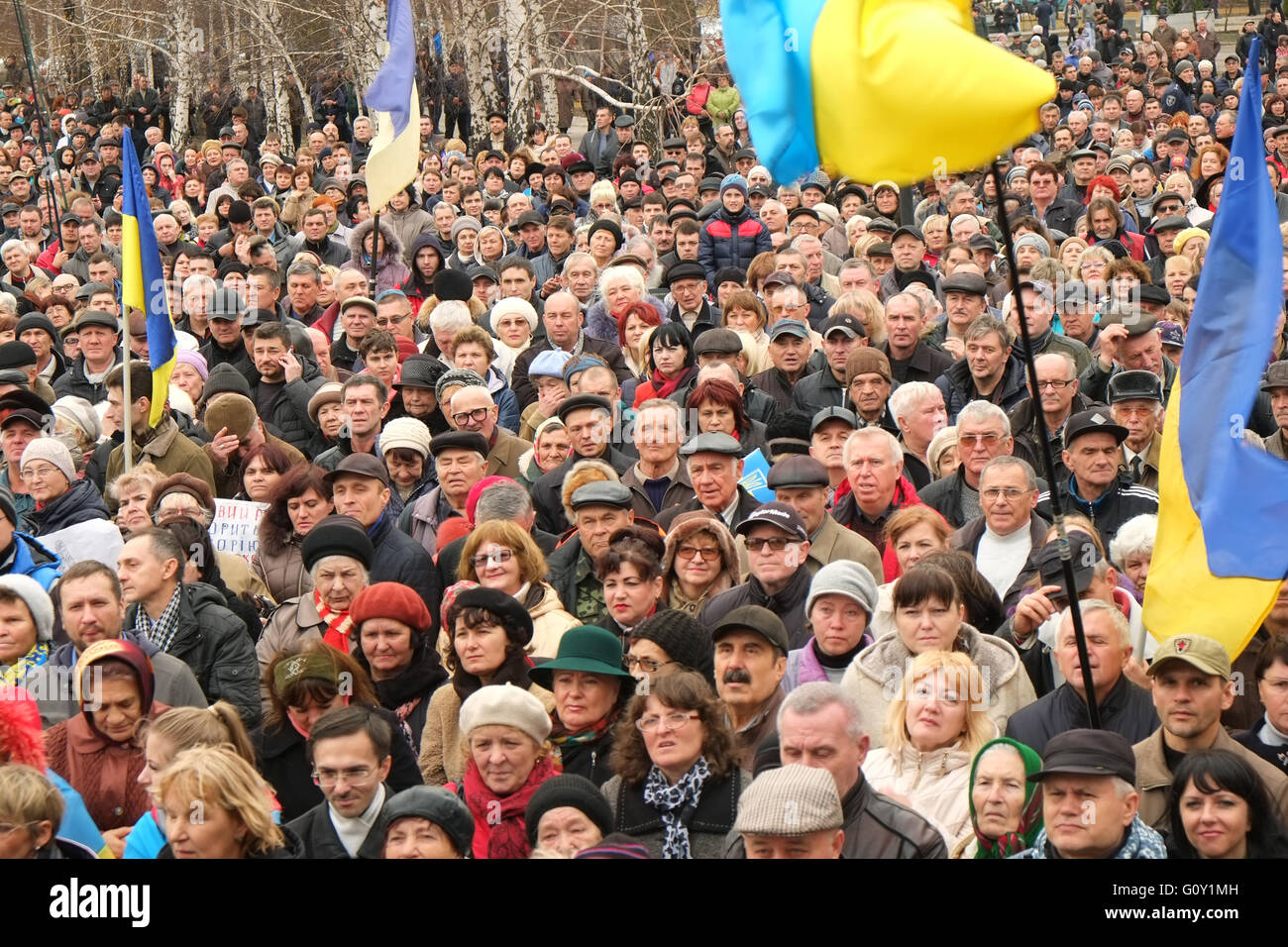 Kryvyi Rih, Ukraine - 22. November 2015: Menschenmenge mit ukrainischen Fahnen auf der Sitzung gegen Verfälschung der Bürgermeisterlichen el Stockfoto