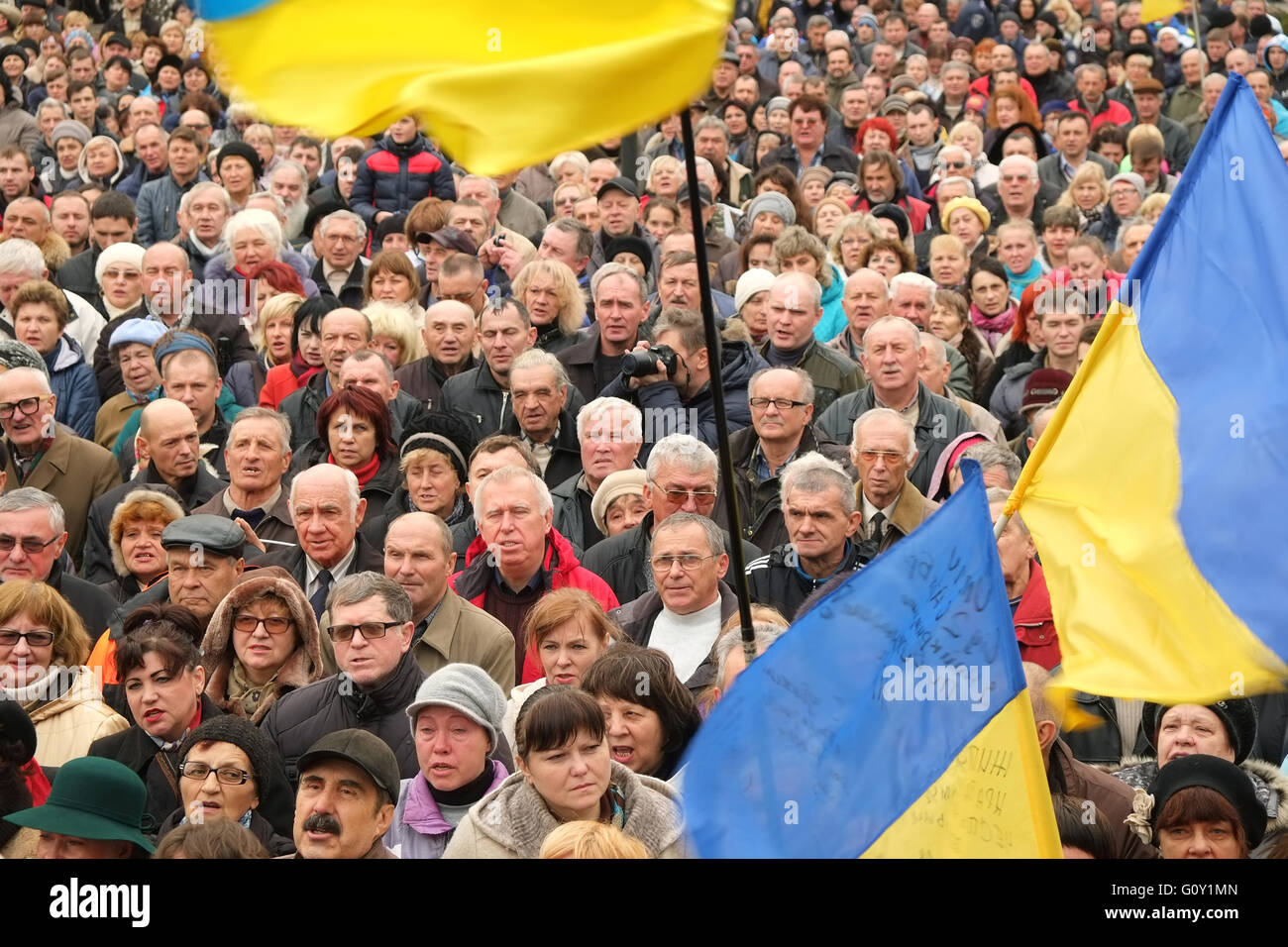 Kryvyi Rih, Ukraine - 22. November 2015: Menschenmenge mit ukrainischen Fahnen auf der Sitzung gegen Verfälschung der Bürgermeisterlichen el Stockfoto