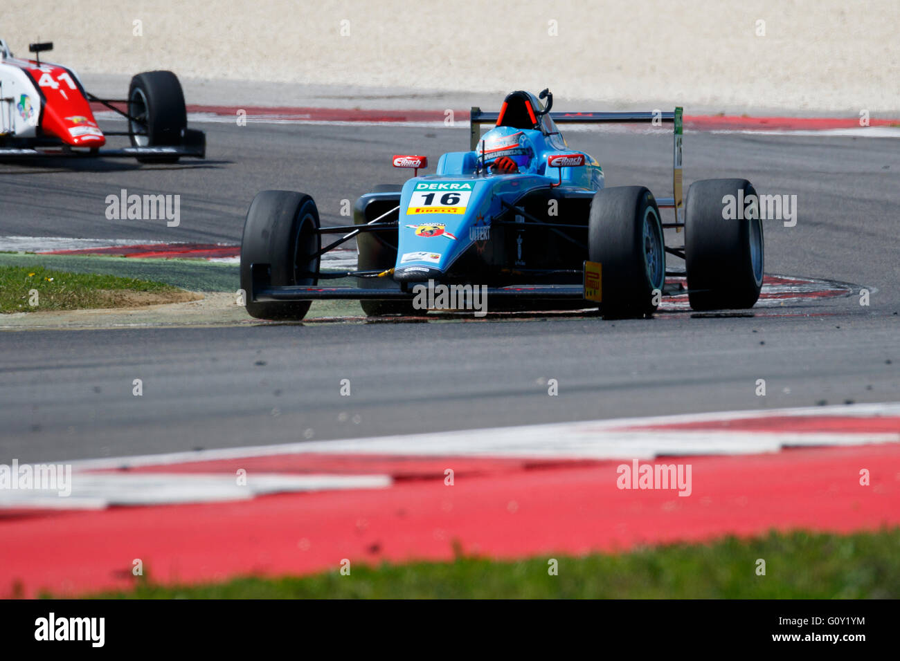 Misano Adriatico, Italien - 10. April 2016: A Tatuus F4 T014 Abarth von Jenzer Motorsport Team, angetrieben von Van Uitert Job Stockfoto
