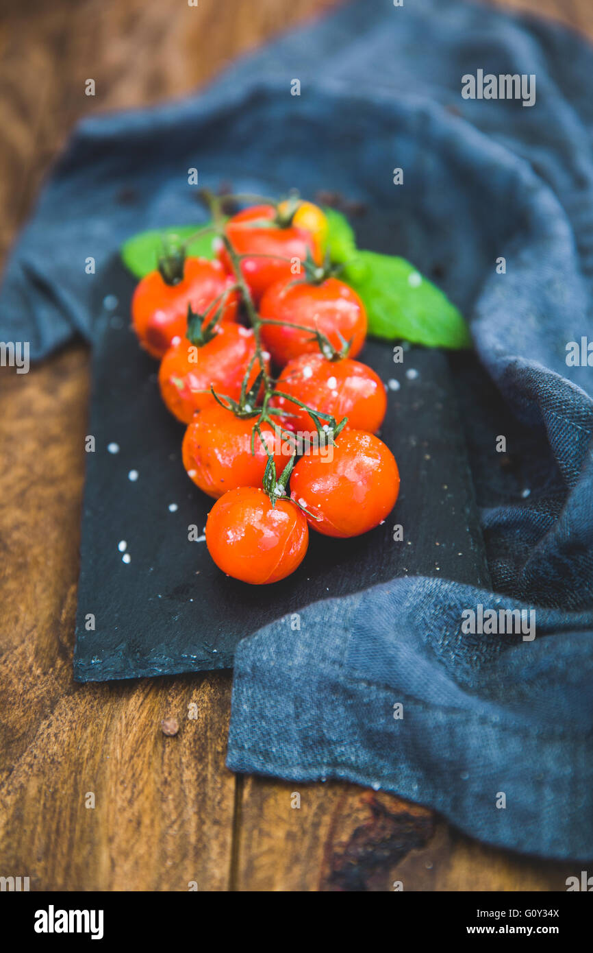 Geröstete Cherry strauchtomaten auf Schiefer Stockfoto