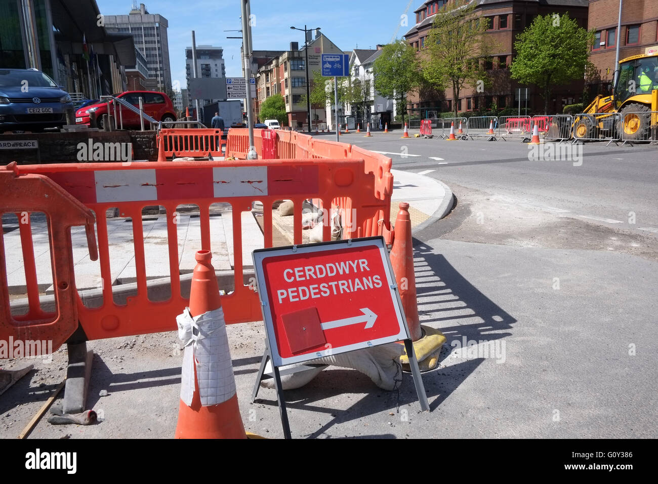 Fußgängerschutz Barrieren während Pflaster Reparaturen in Cardiff, Wales. 5. Mai 2016 Stockfoto