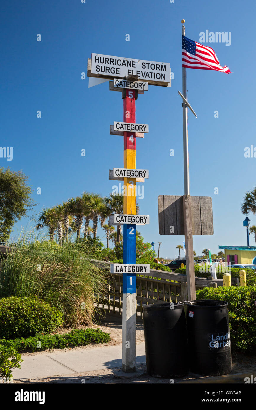 Tybee Island, Georgia - eine Markierung in der Nähe des Strandes zeigt die Wasserstände aufgrund Sturmfluten aus verschiedenen Detailansi Stockfoto