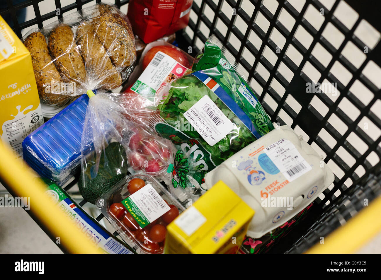 Einkaufswagen voller Lebensmittel und frisches Gemüse im Supermarkt in Island Stockfoto