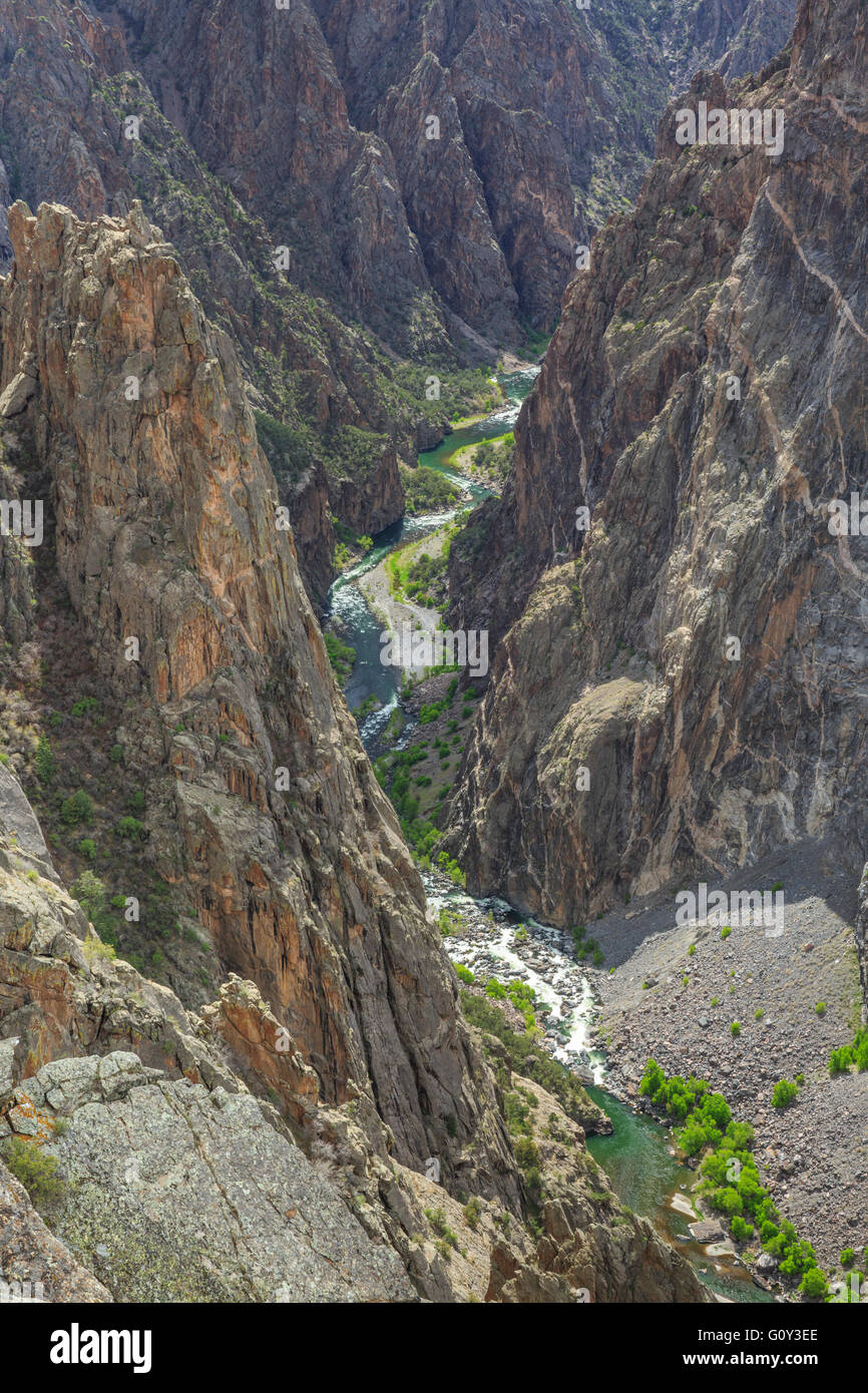 steile Klippen über denen der Gunnison River aus betrachtet gemalt Wandansicht im black Canyon des Gunnison National Park, colorado Stockfoto