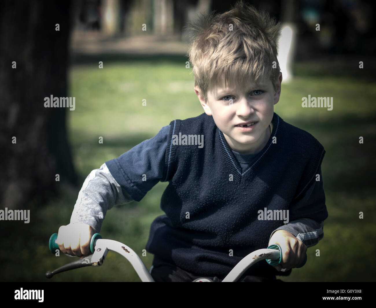 Portrait eines jungen auf einem Fahrrad Stockfoto