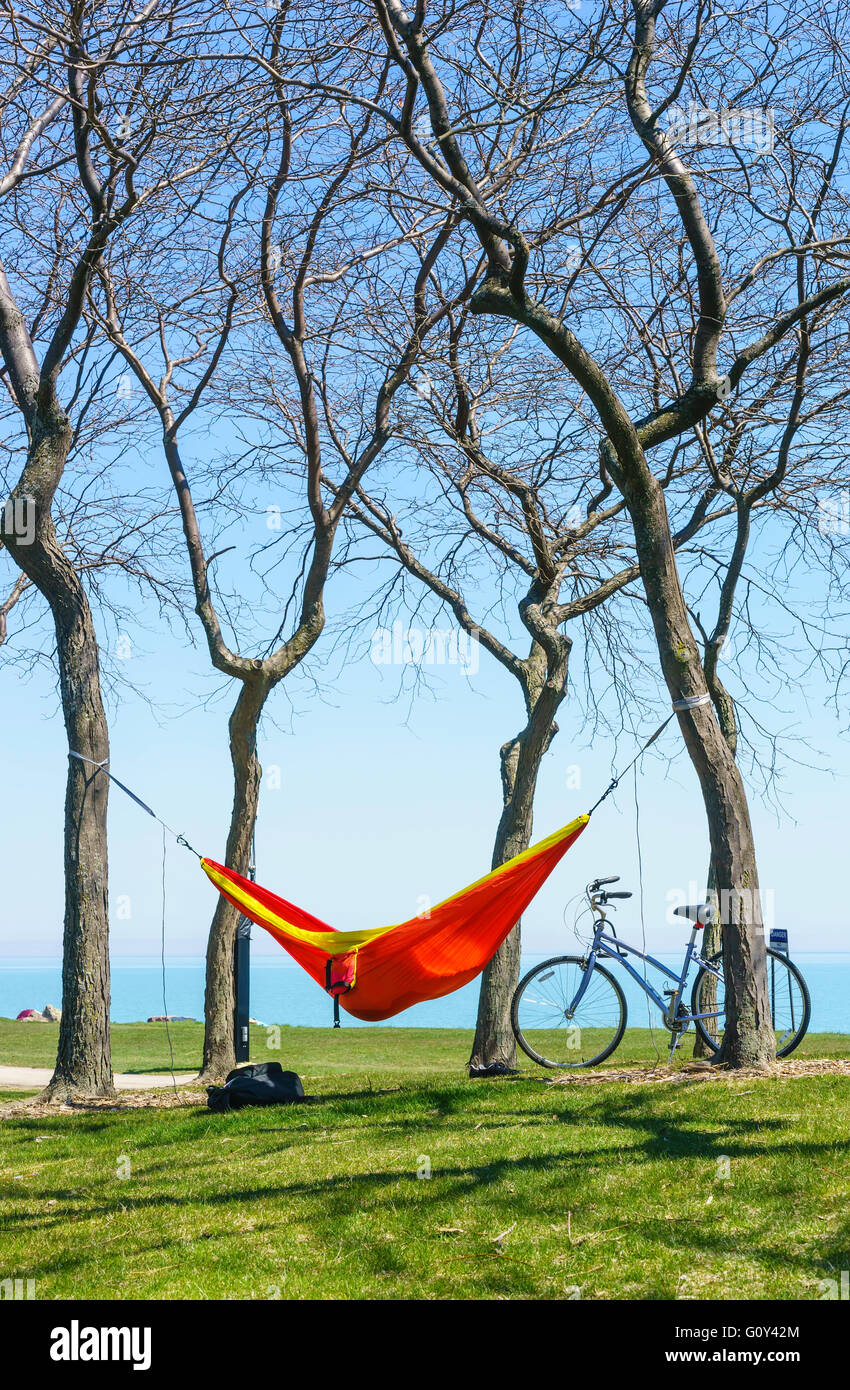 Hängematte, Fahrrad und Rucksack im park Stockfoto