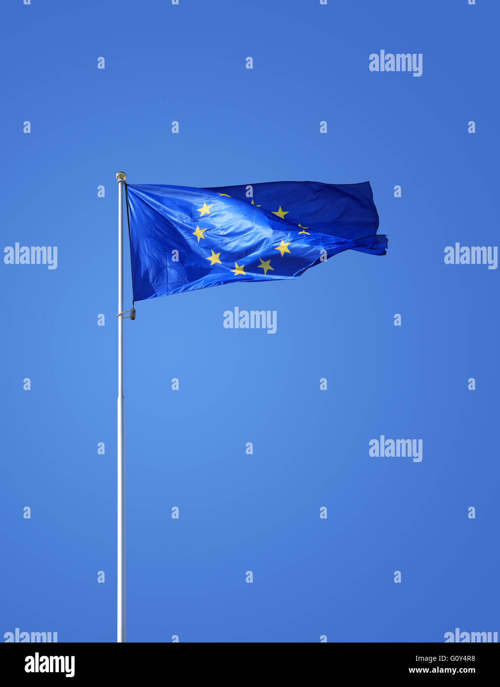 EU-Flagge am Fahnenmast winken gegen blauen Himmel. Clipping-Pfad ist im Preis inbegriffen Stockfoto