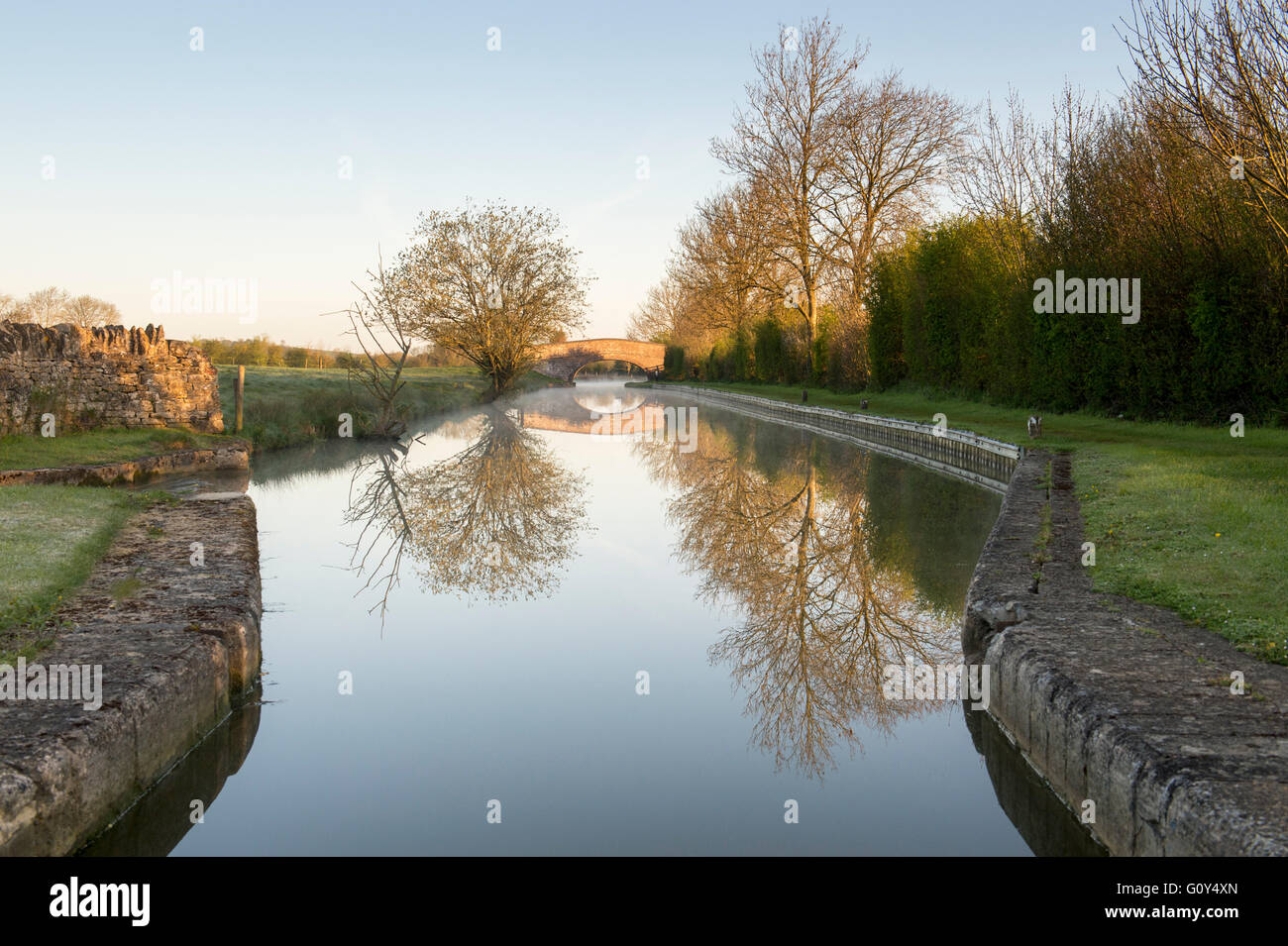 Der Oxford Canal Morgen Lichtreflexe bei Cropredy, Oxfordshire, England Stockfoto