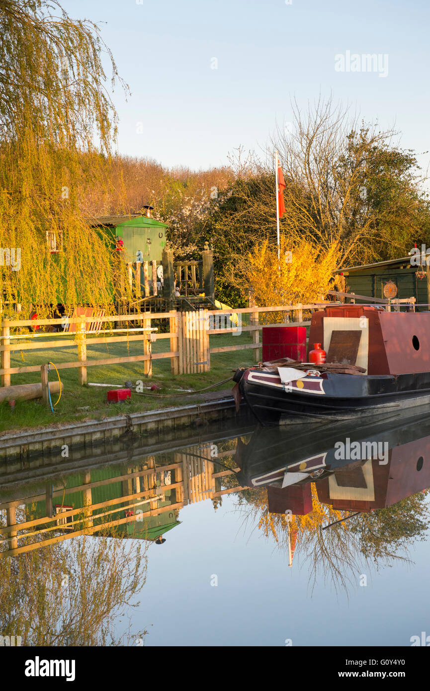 Ein Kanalboot an der alten Werft Appletree Lane zu bauen. Cropredy, Oxfordshire, England Stockfoto