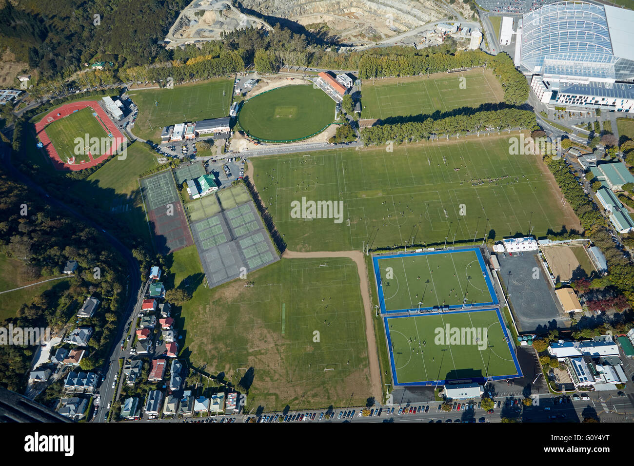 Sportplätze im Logan Park und Forsyth Barr Stadium, Dunedin, Südinsel, Neuseeland - Antenne Stockfoto