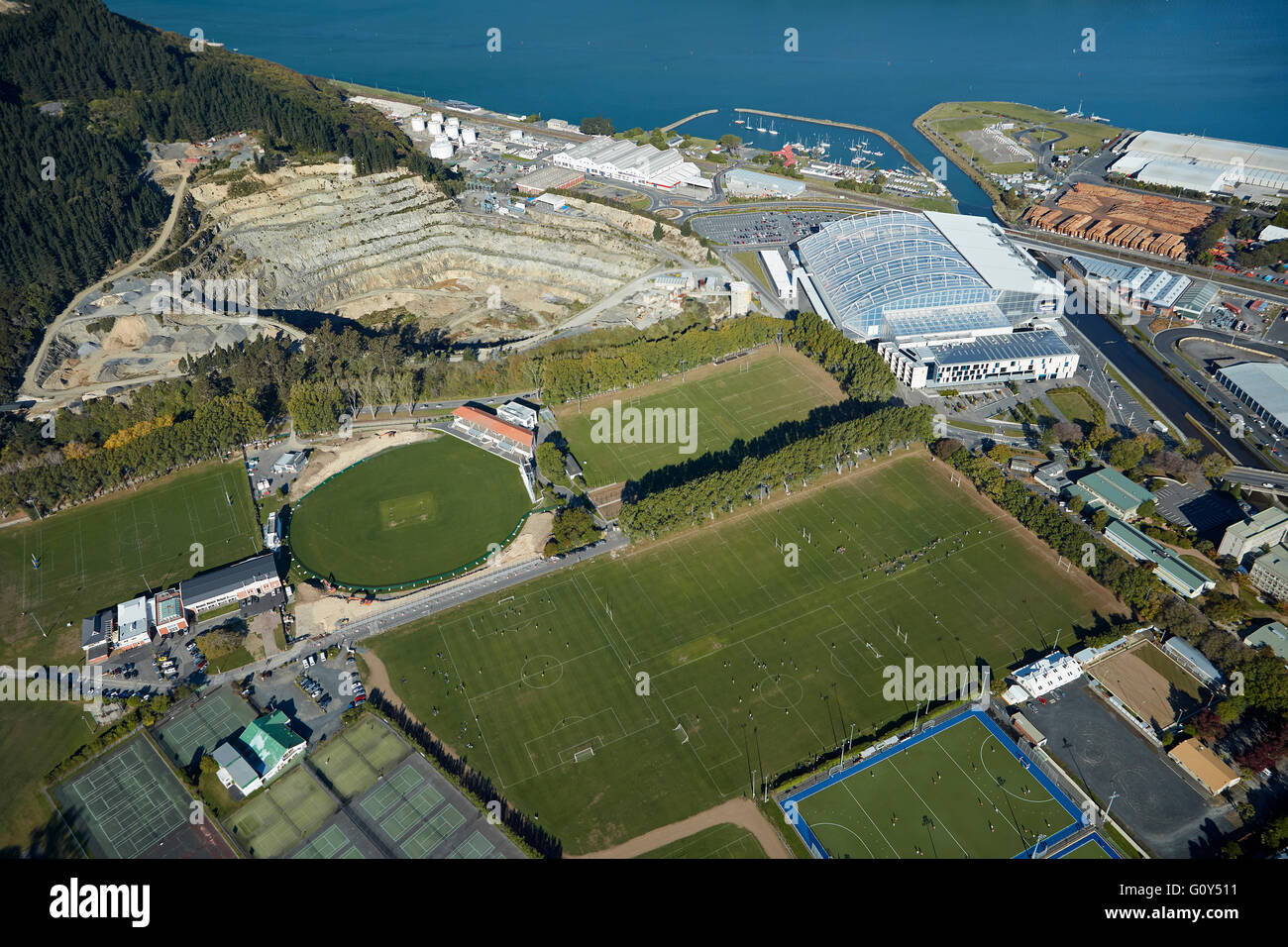 Sportplätze im Logan Park und Forsyth Barr Stadium, Dunedin, Südinsel, Neuseeland - Antenne Stockfoto