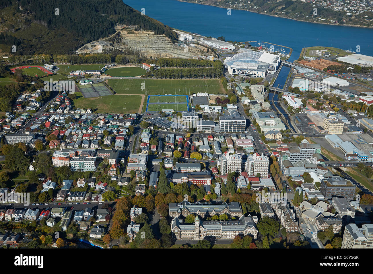 Universität von Otago, Logan Park, Forsyth Barr Stadium und Otago Harbour, Dunedin, Otago, Südinsel, Neuseeland - Antenne Stockfoto