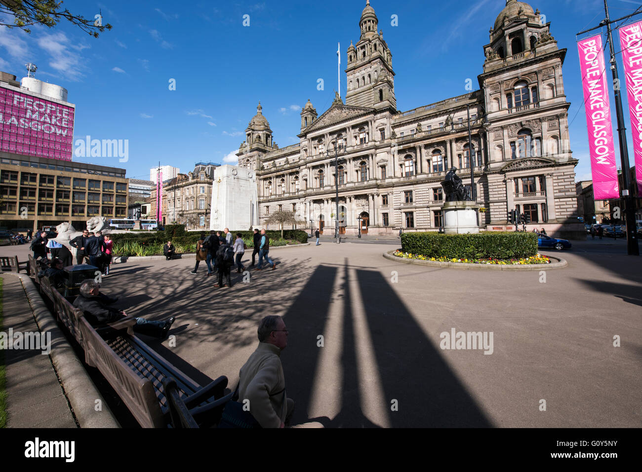 George Square und Glasgow City Chambers Sonnen in der Frühlingssonne. Stockfoto