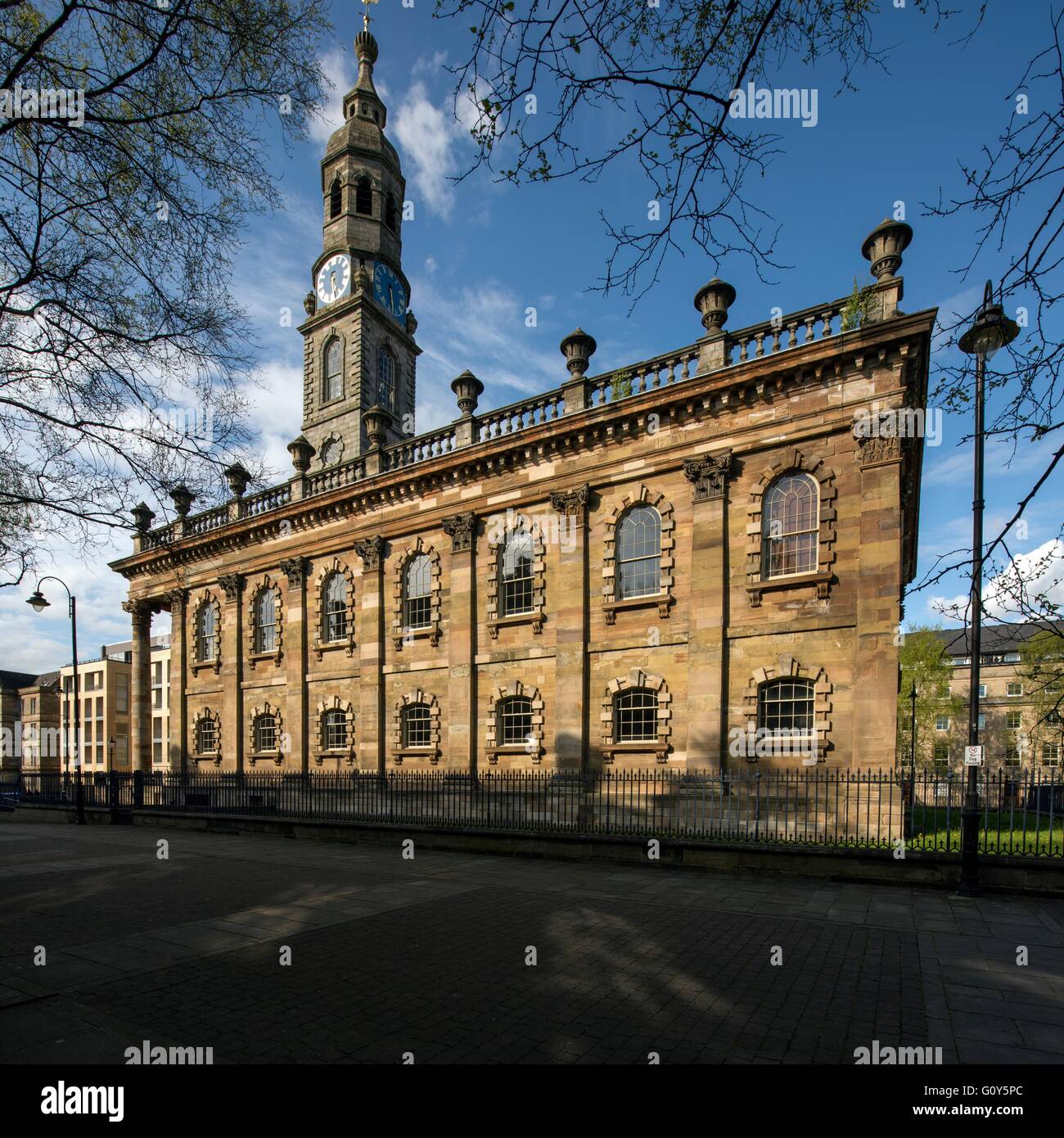 Glasgower Zentrum für schottische Kultur, St Andrew auf dem Platz, sonnt sich in der Frühlingssonne. Stockfoto