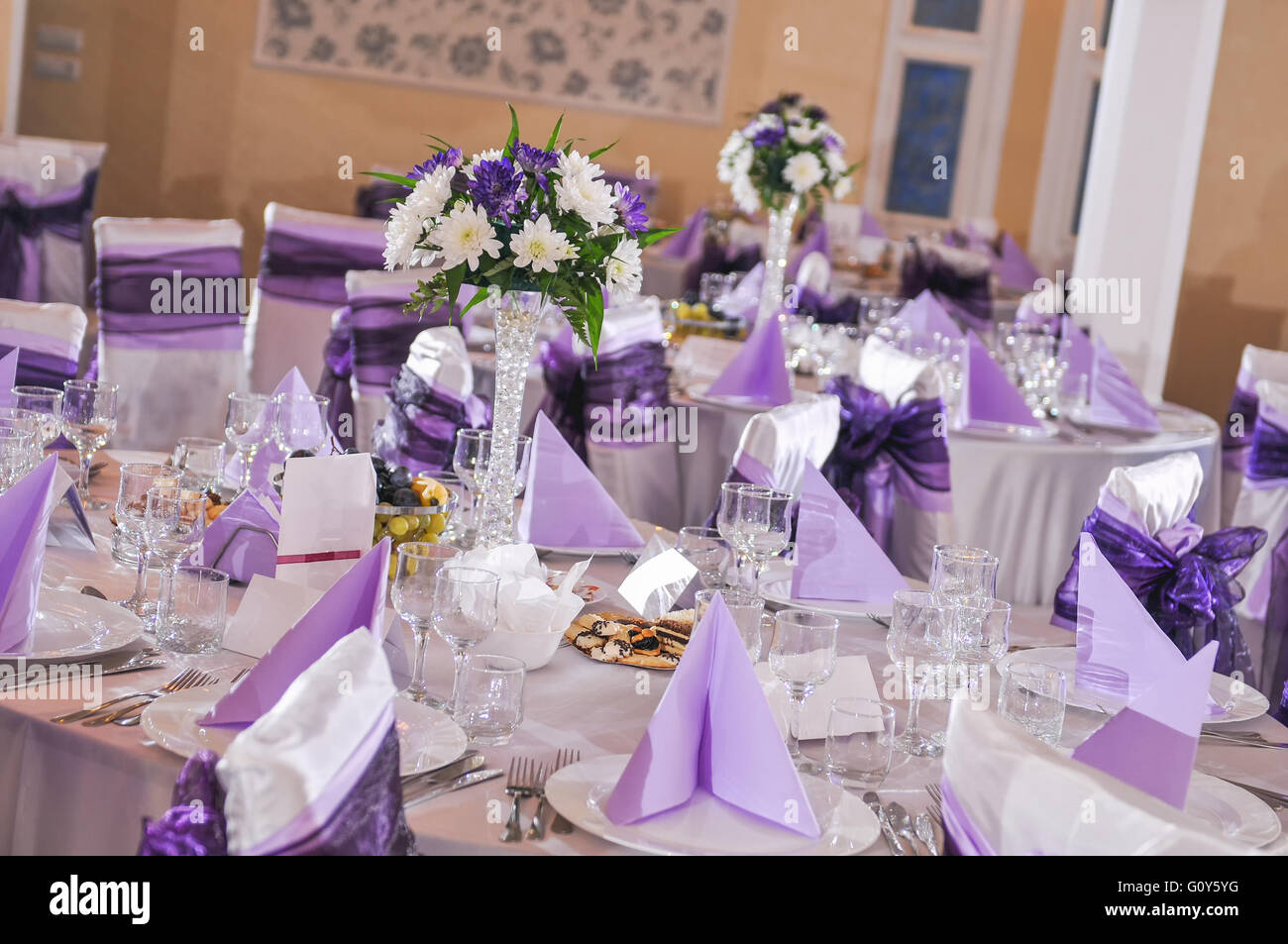 Hochzeit Tisch mit Teller, Serviette, Besteck auf lila Farbe Stockfoto