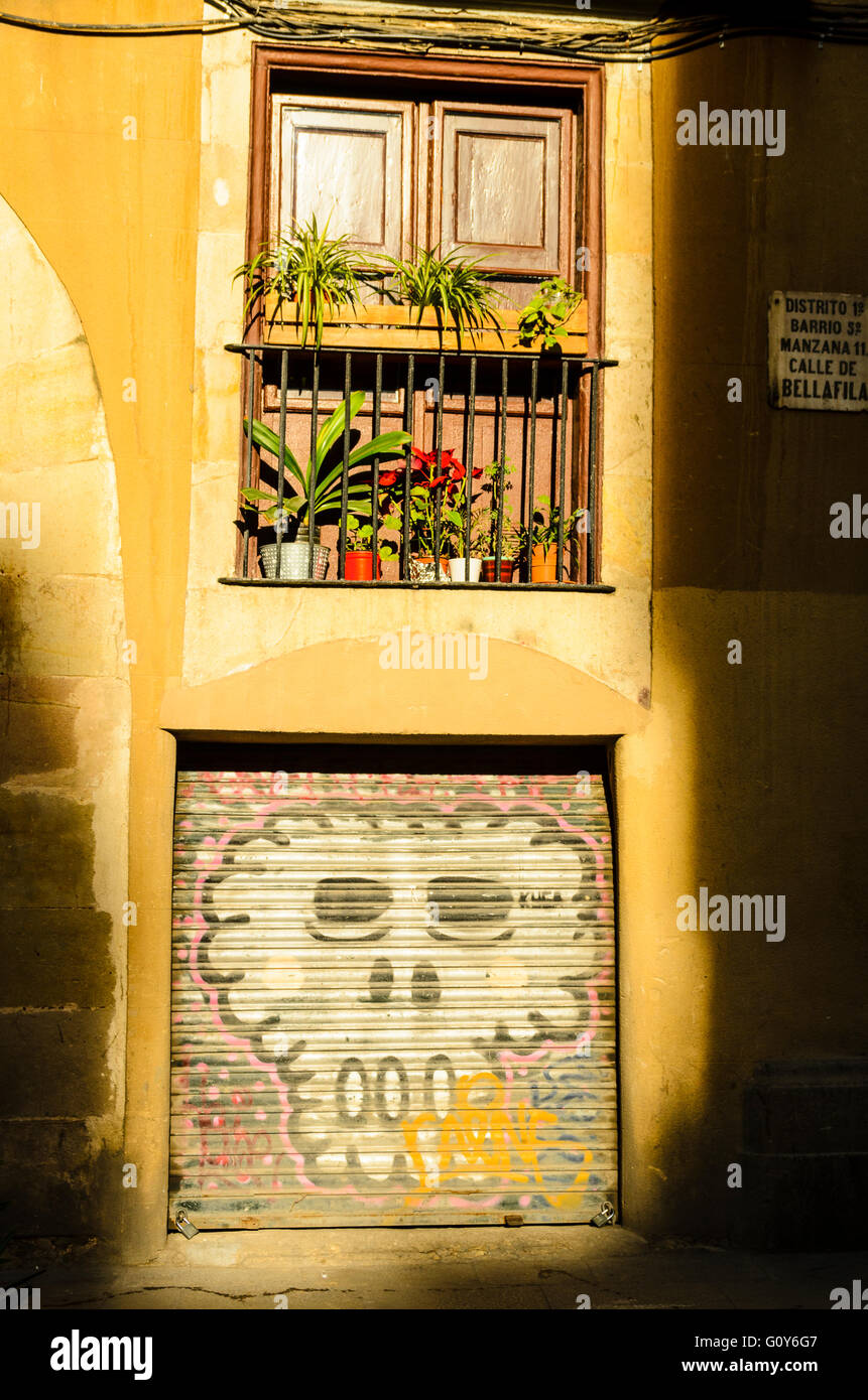 Graffiti auf Fensterläden Tür in Barcelona Katalonien Zentralspanien Stockfoto