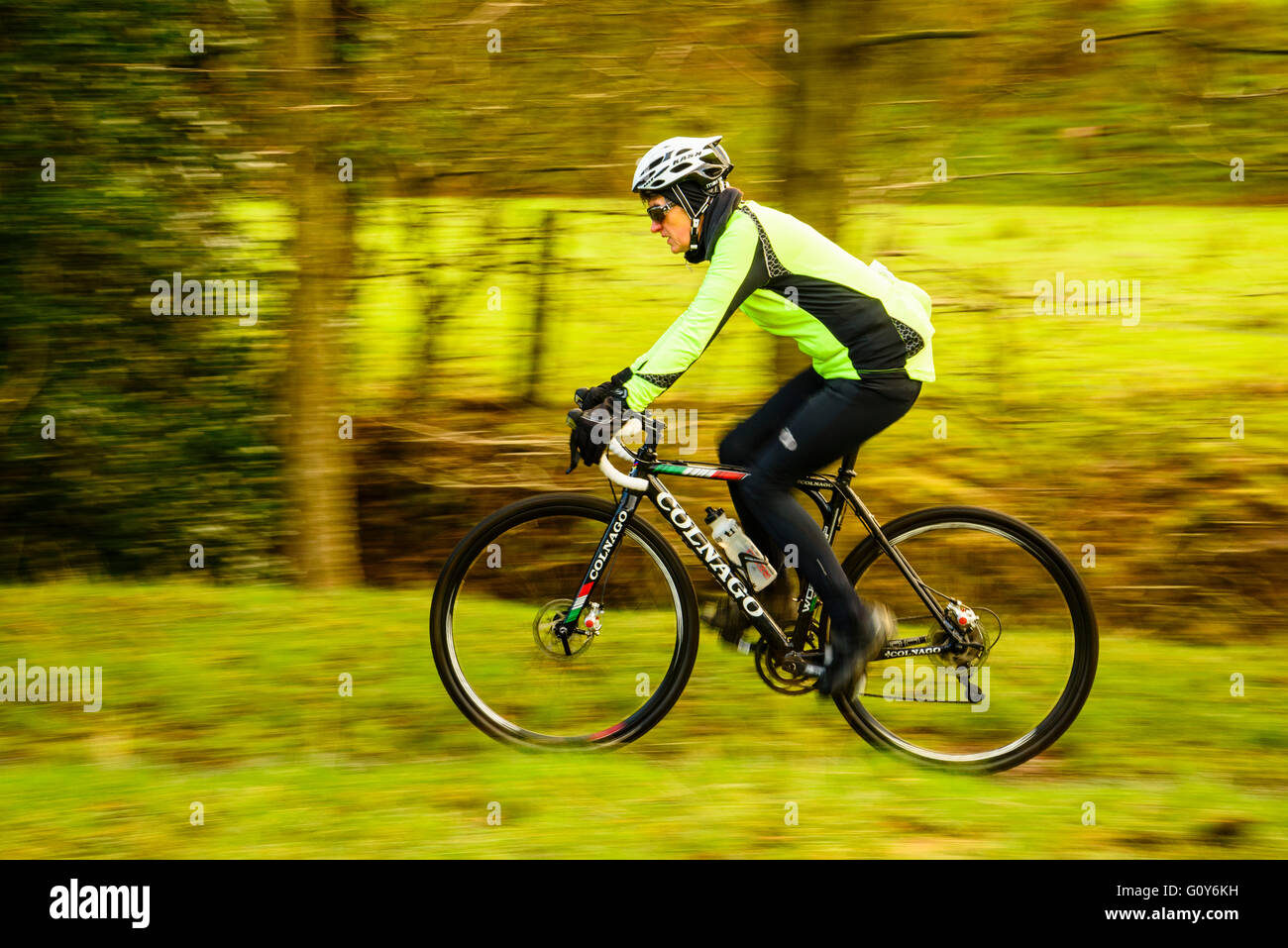 Frau mit Geschwindigkeit auf Cyclocross Fahrrad in der Nähe von Scorton Lancashire Stockfoto