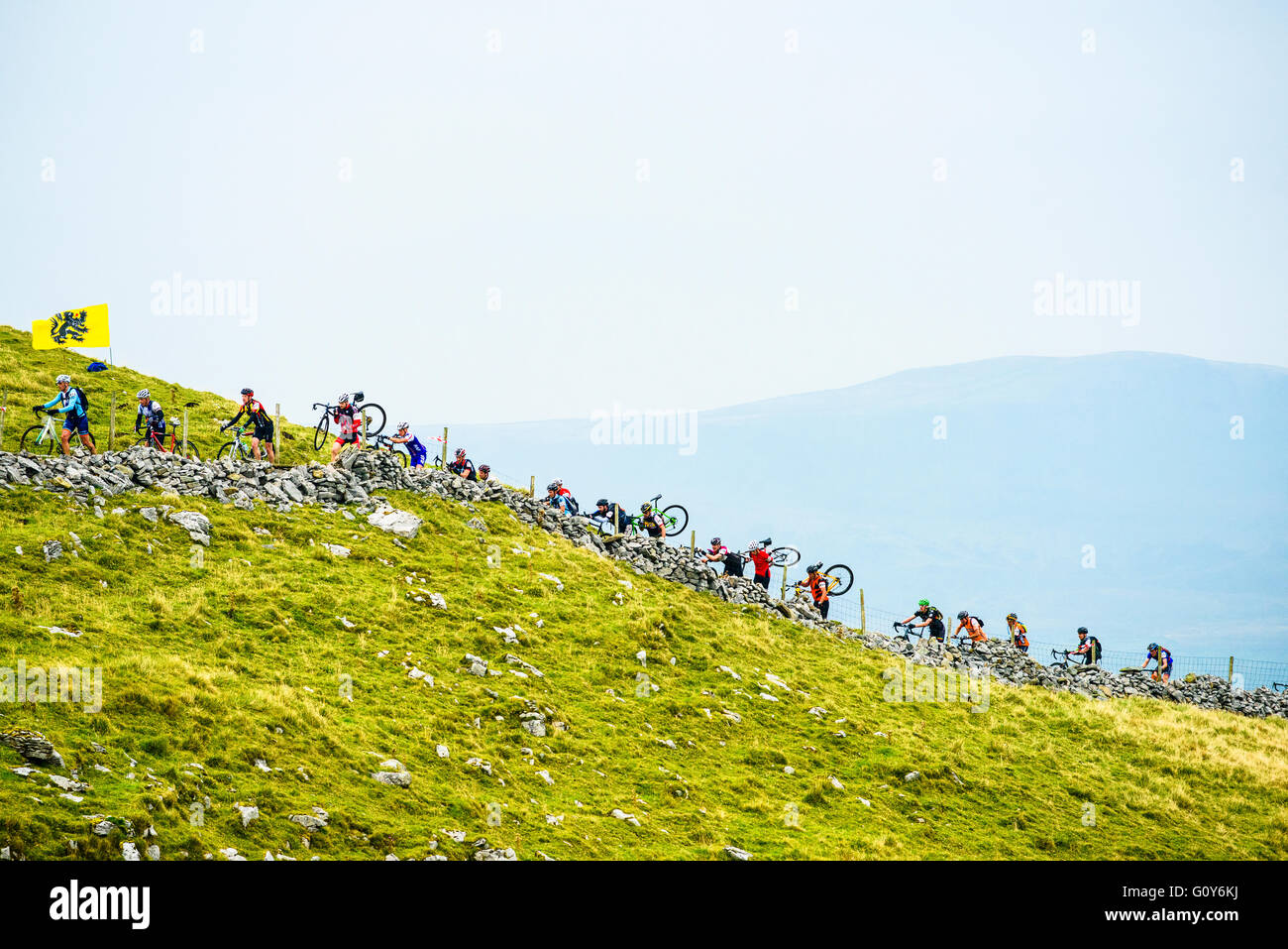 Fahrer, die Ingleborough im 2015 drei Zinnen Cyclocross Rennen, eine jährliche Veranstaltung über drei Yorkshire Berge aufsteigend Stockfoto