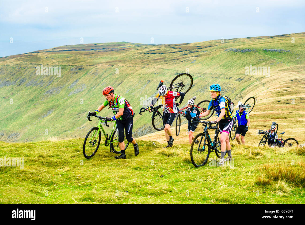 Fahrer, die Ingleborough im 2015 drei Zinnen Cyclocross Rennen, eine jährliche Veranstaltung über drei Yorkshire Berge aufsteigend Stockfoto