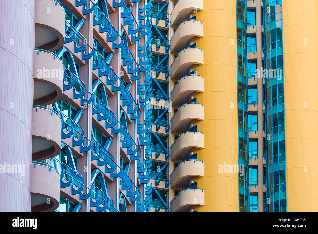 Viele Fenster und Balkone in einer Reihe auf der Fassade der städtischen Gebäude Vorderansicht, Sochi, Russland Stockfoto