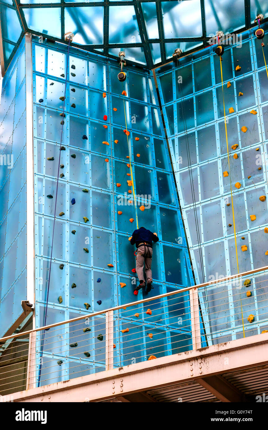Menschen am höchsten Punkt Klettern Kletterhalle in The Block an der Broad Street in der Innenstadt von Chattanooga, TN Stockfoto