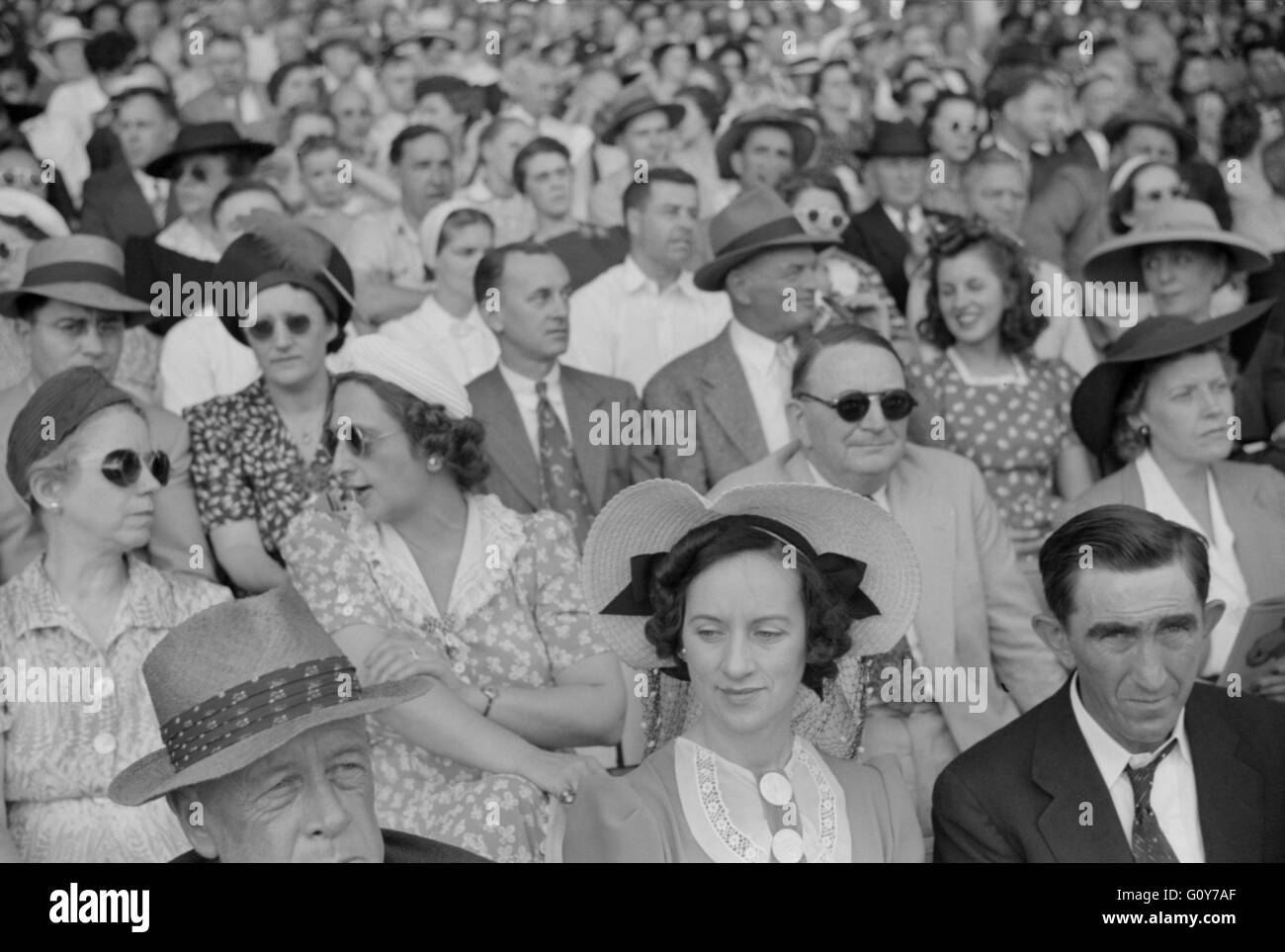Zuschauer im Sulky-Rennen auf Messe, Rutland, Vermont, USA, von Jack Delano für Farm Security Administration, September 1941 Stockfoto