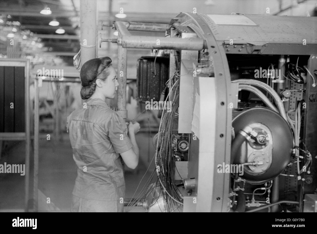 Arbeitnehmerin, die Installation von elektrischen Verdrahtung im Rumpf, Vultee Aircraft Company, Nashville, Tennessee, USA, von Jack Delano für Büro der Krieg-Informationen, August 1942 Stockfoto