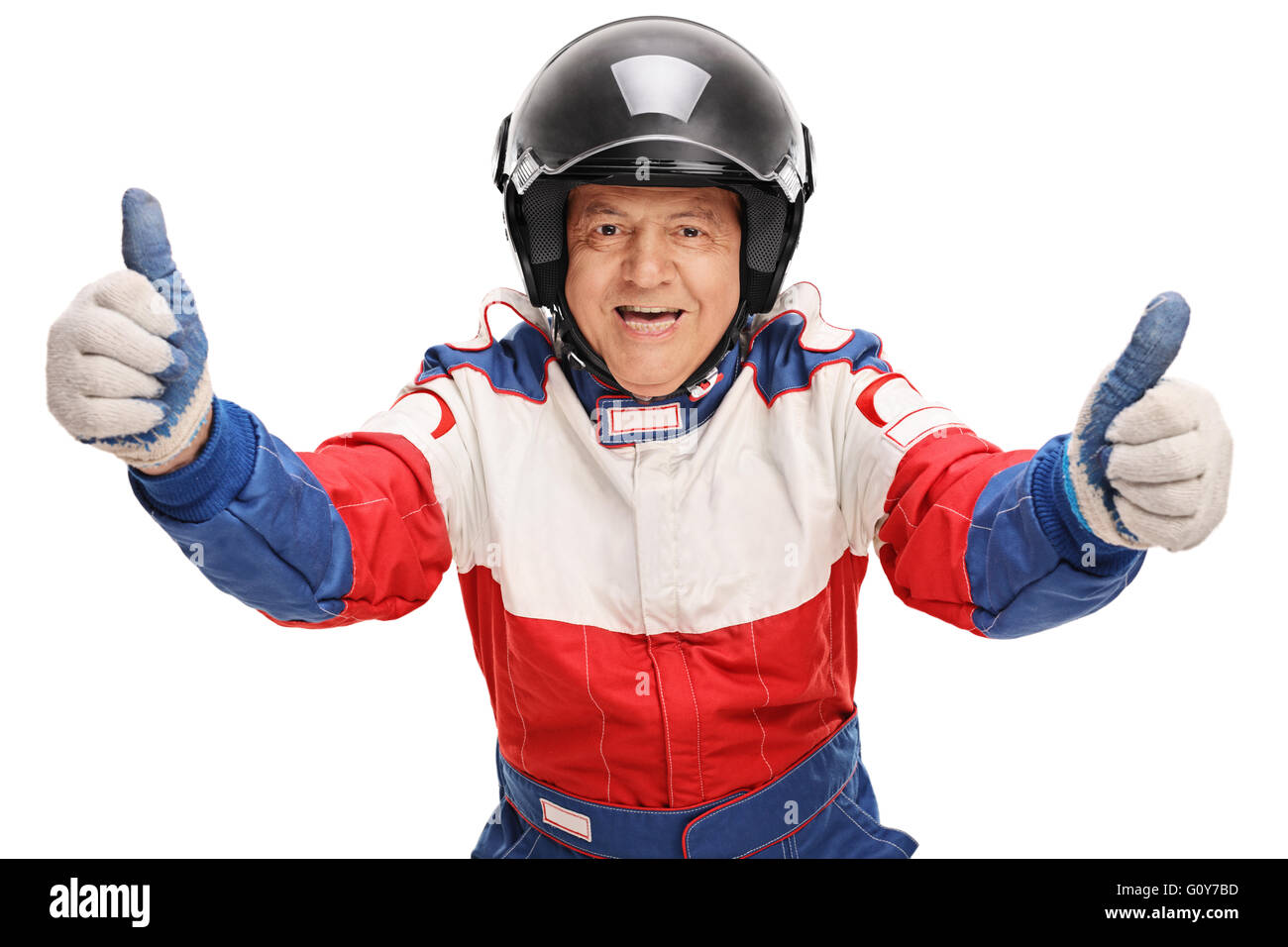 Studioaufnahme Reifen Auto Racer geben zwei Daumen nach oben isoliert auf weißem Hintergrund Stockfoto