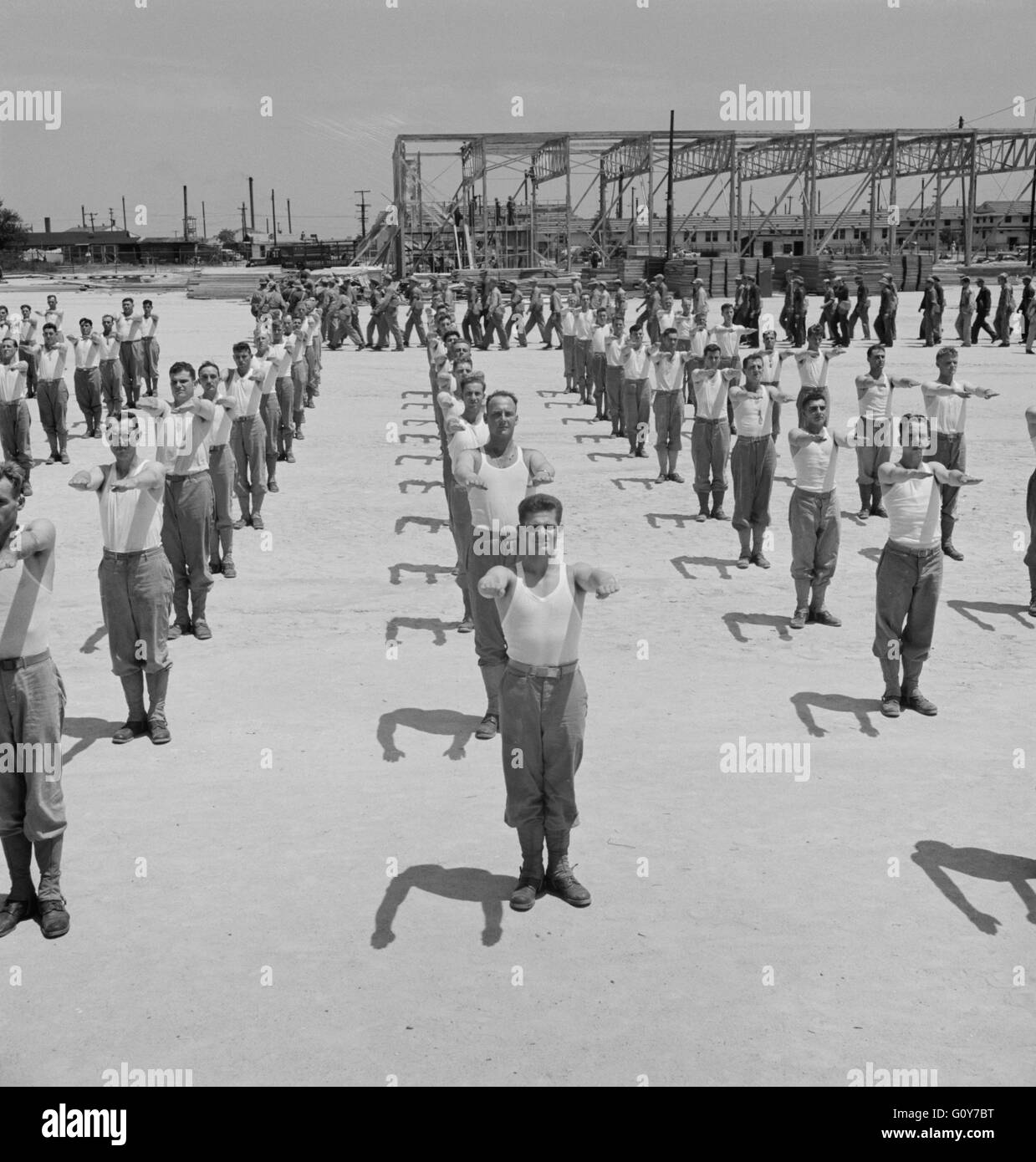 Soldaten gehen durch Calisthenics Routine, Air Service Command, Daniel Feld, Georgia, USA, von Jack Delano für Büro der Krieg-Informationen, Juli 1943 Stockfoto