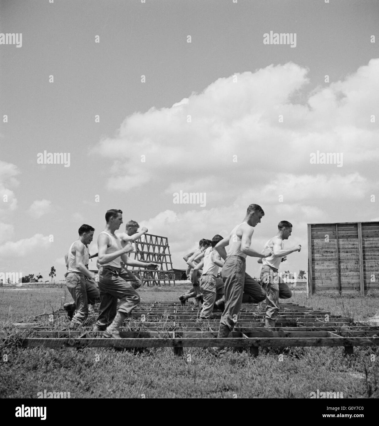 Soldaten gehen durch Hindernis-Parcours, Air Service-Befehl, Daniel Feld, Georgia, USA, von Jack Delano für Büro der Krieg-Informationen, Juli 1943 Stockfoto