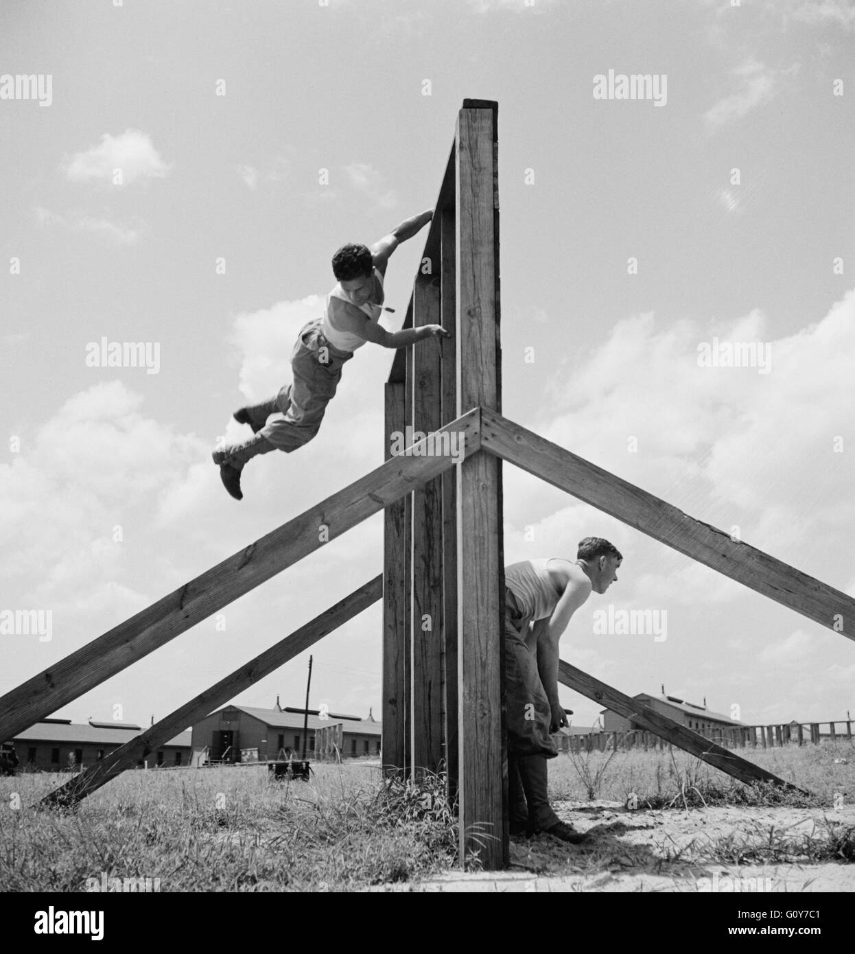 Soldaten gehen durch Hindernis-Parcours, Air Service-Befehl, Daniel Feld, Georgia, USA, von Jack Delano für Büro der Krieg-Informationen, Juli 1943 Stockfoto