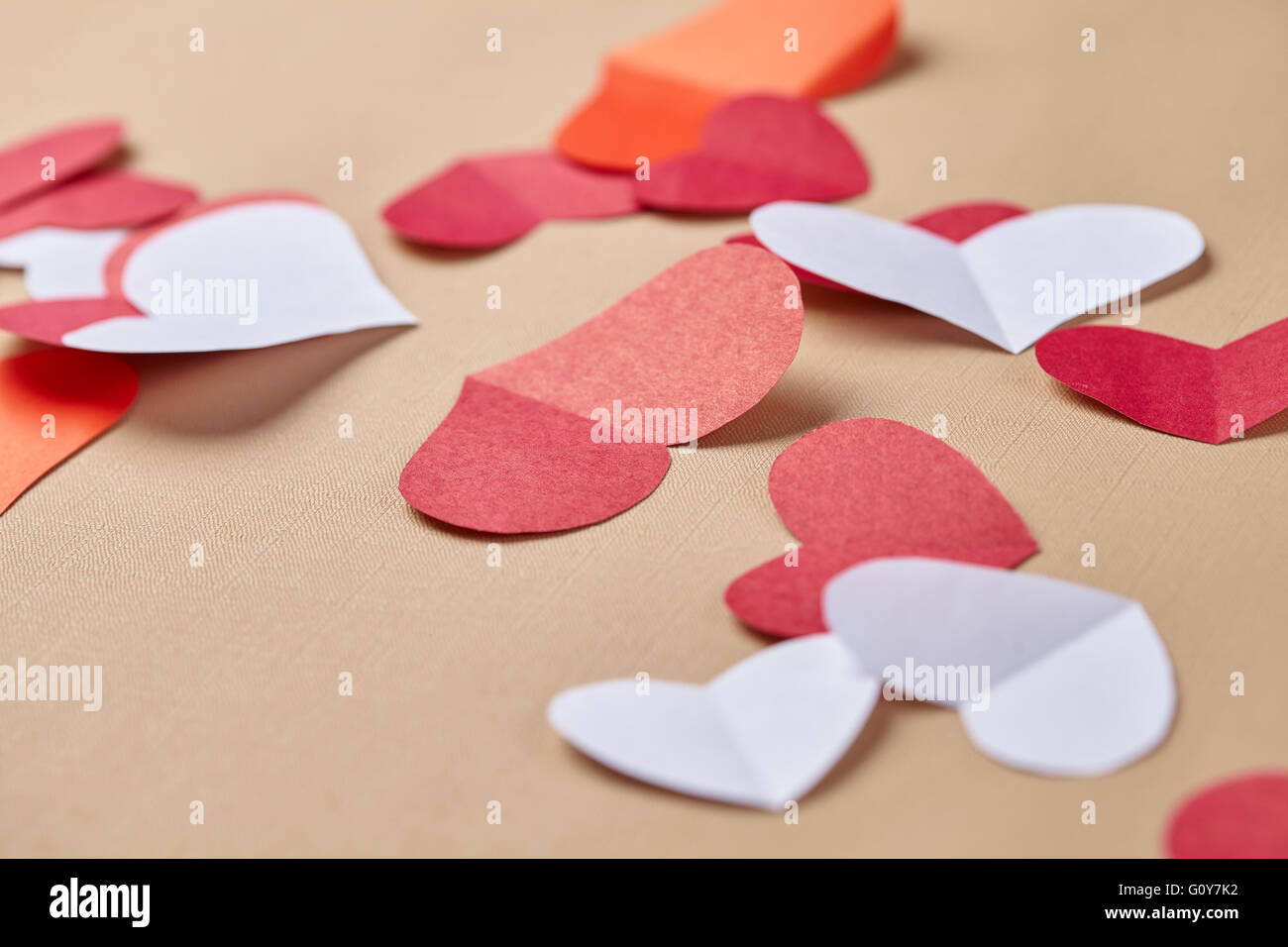 Papierherzen am Valentinstag Stockfoto