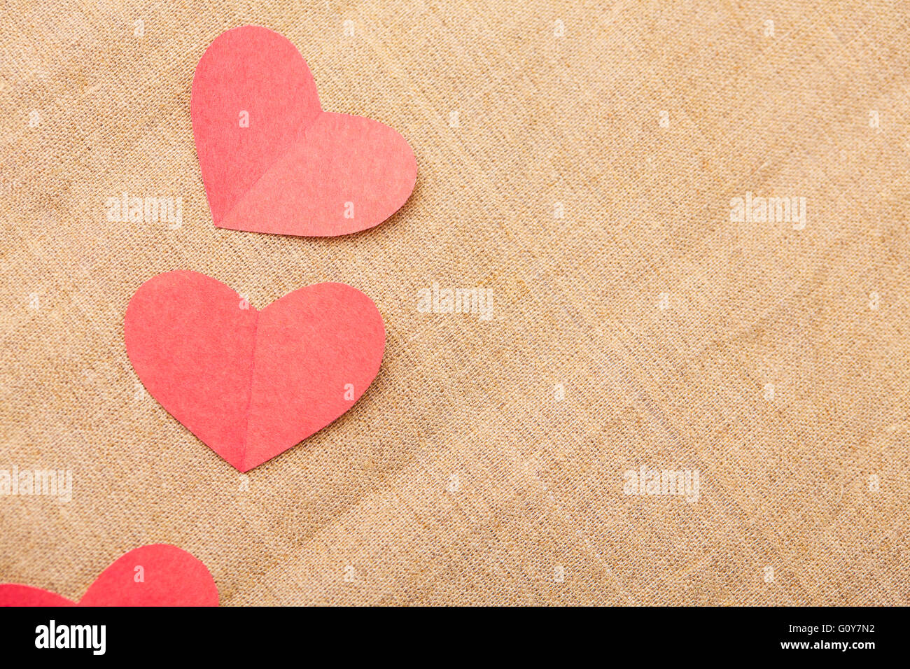 Papierherzen am Valentinstag Stockfoto