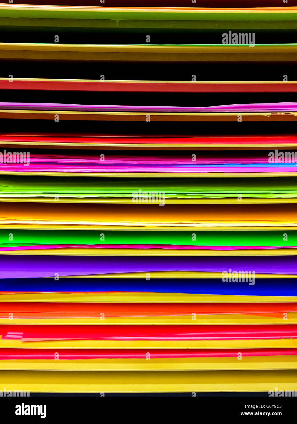 Papier in verschiedenen Farben in den Regalen angeordnet. Stockfoto