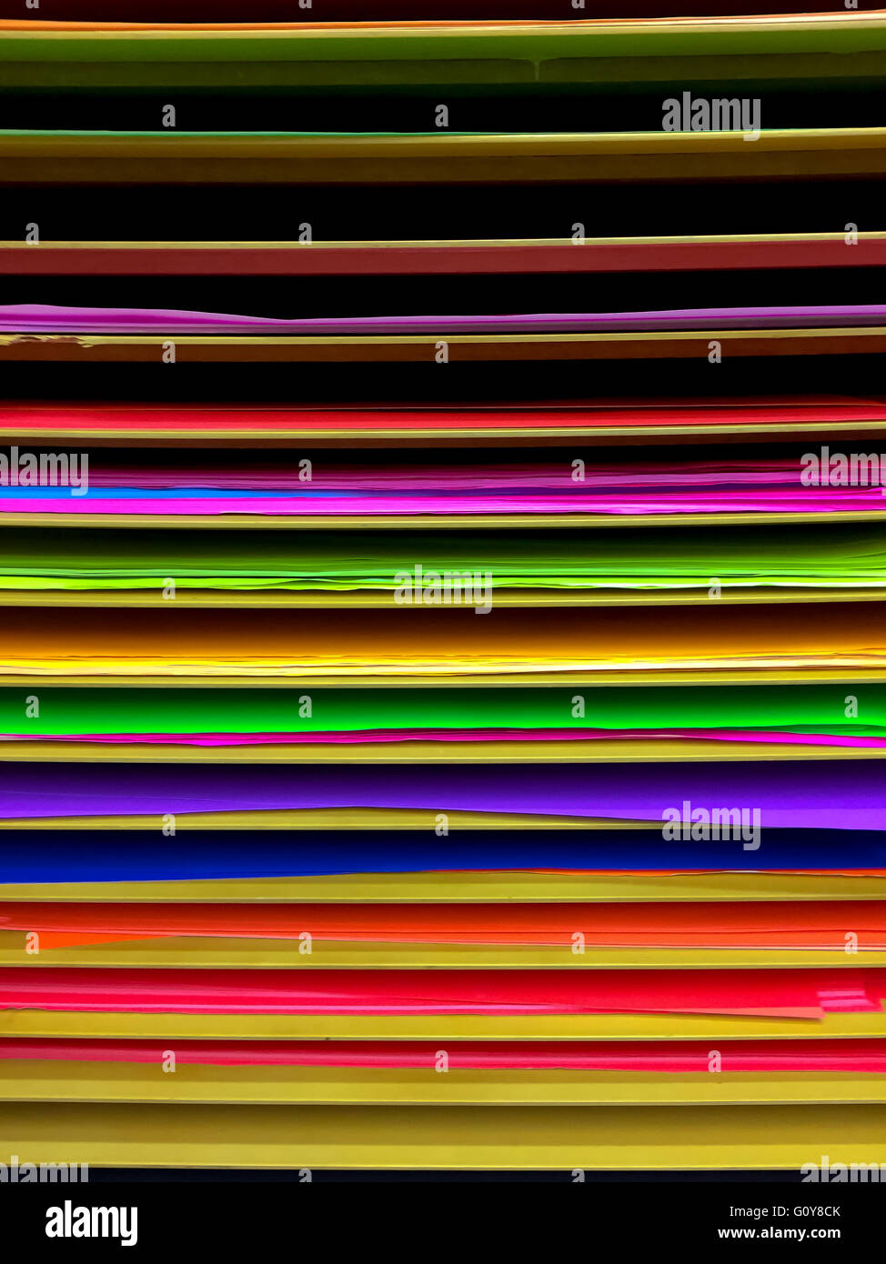 Papier in verschiedenen Farben in den Regalen angeordnet. Stockfoto