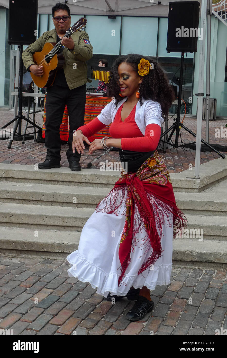 Kubanischer Tanz Im 4/4 Takt Traditioneller kubanischer tanz -Fotos und -Bildmaterial in hoher