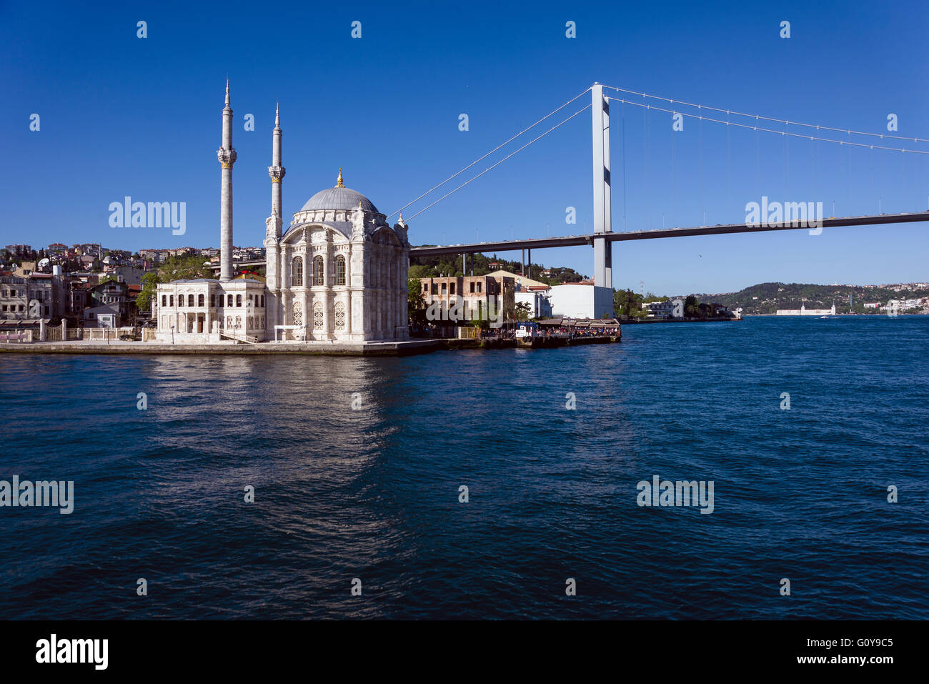 Istanbul, Türkei - 21. April 2016. Ortaköy Moschee und Bosporus Brücke in Istanbul Türkei. Stockfoto