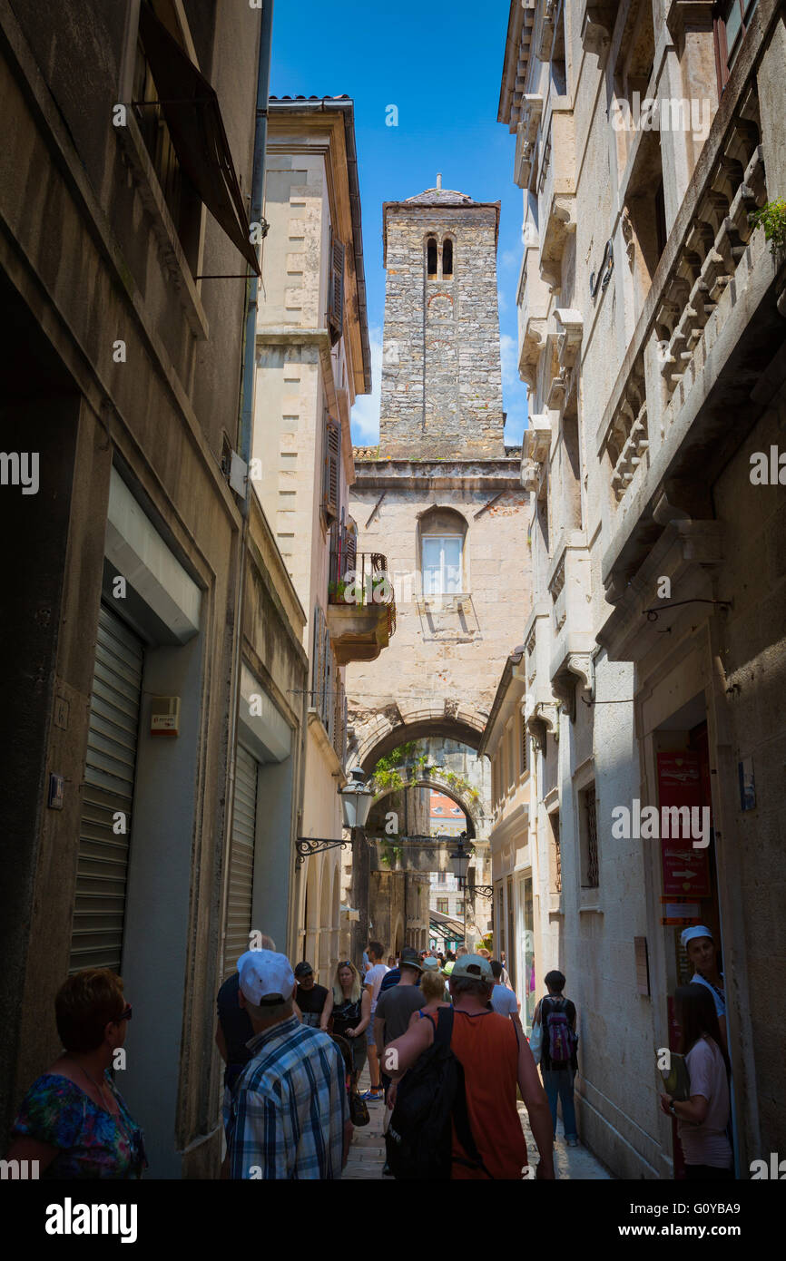 Split, Dalmatien, Kroatien.  Typische Szene in überfüllten Gasse der Altstadt. Stockfoto