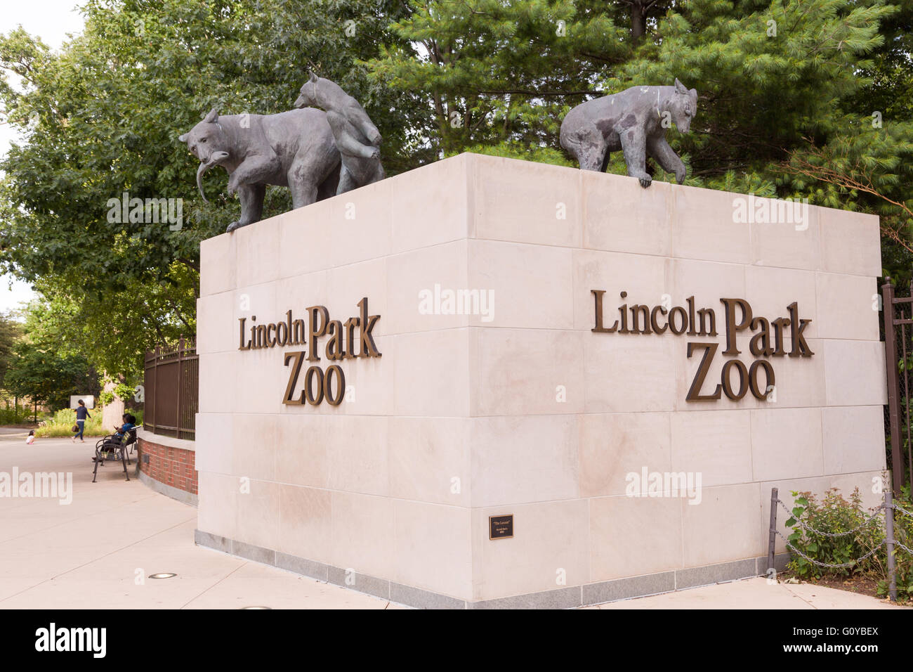 Zeichen und Skulptur des Bären im Lincoln Park Zoo in Chicago, Illinois, USA Stockfoto