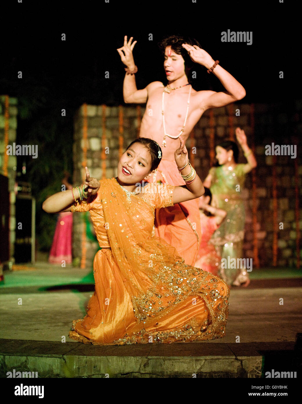 Eine örtlichen Tanzgruppe von verwaisten Teenagern führt traditionelle indische Volkstänze. Ananda im Himalaya. Indien Stockfoto