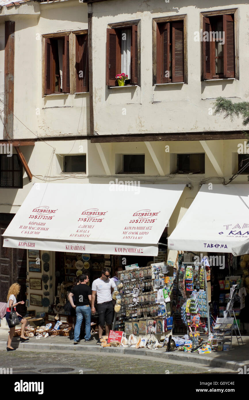 Offenen touristischen Souvenirläden und Kunden auf Poulidou Straße, Panagia Bezirk, Stadt Kavala, Griechenland Stockfoto