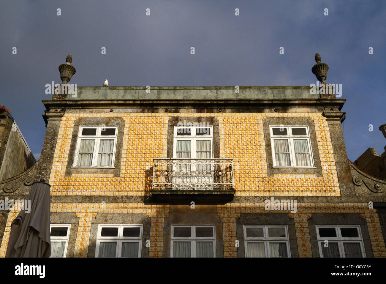 Fassade des Gebäudes mit gelben Keramikfliesen auf dem Hauptplatz von Praça Conselheiro Silva Torres, Caminha, Provinz Minho, Nordportugal Stockfoto
