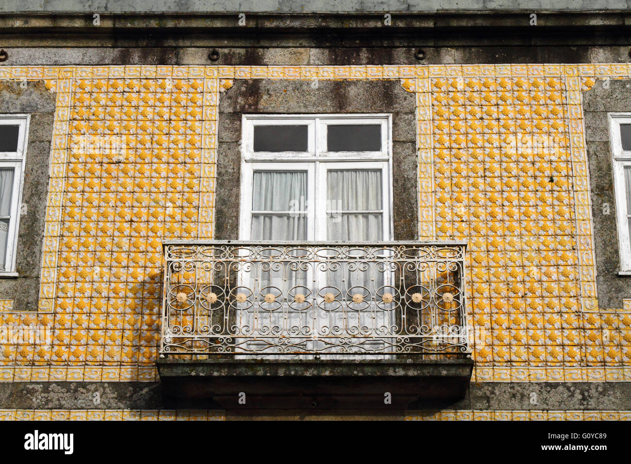 Detail Fenster, Balkon und Keramikfliesen an der Wand des typischen Gebäudes, Praça Conselheiro Silva Torres Hauptplatz, Caminha, Minho Provinz, Portugal Stockfoto