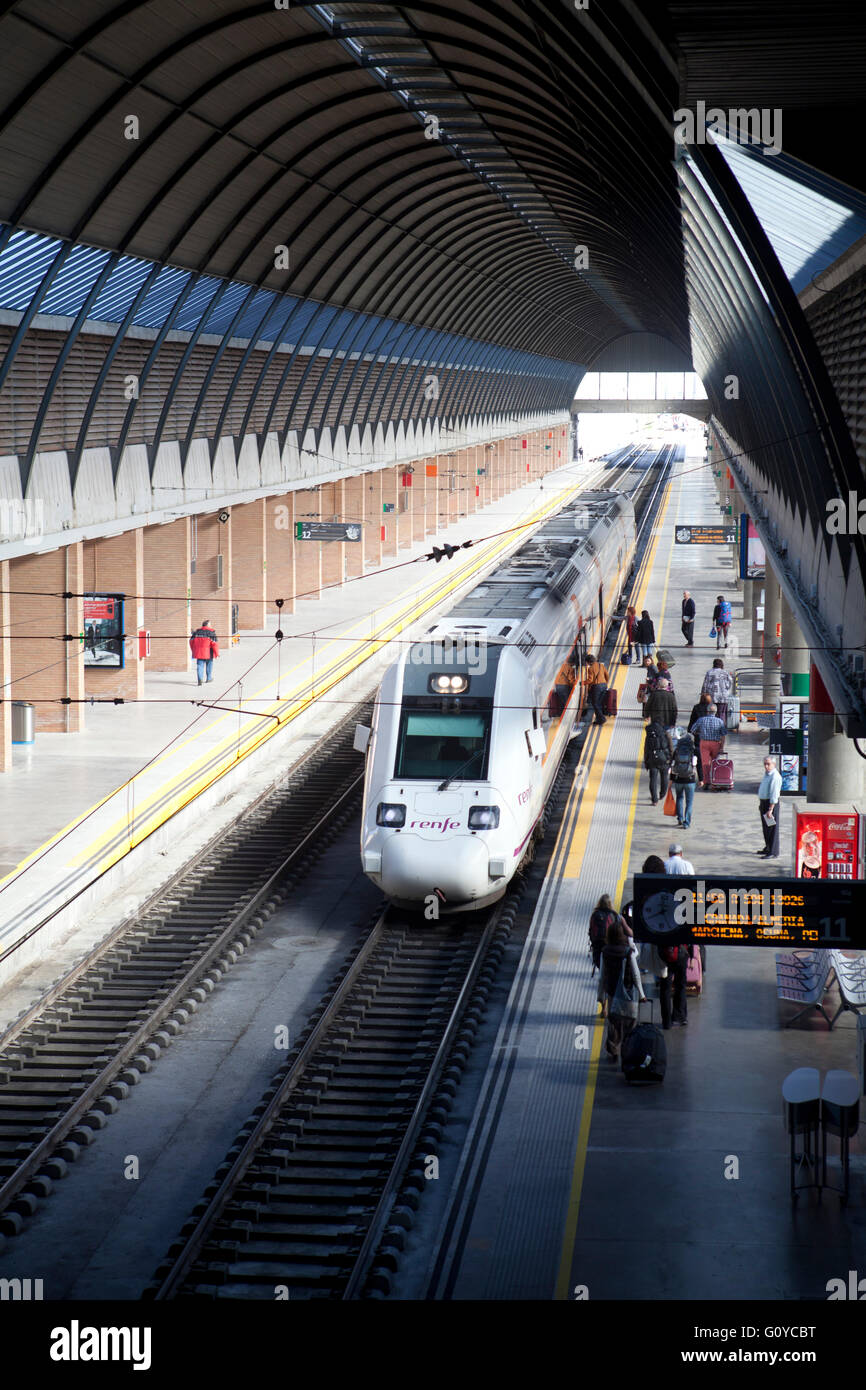 RENFE Regionalzug im Bahnhof Santa Justa in Sevilla Spanien Stockfoto