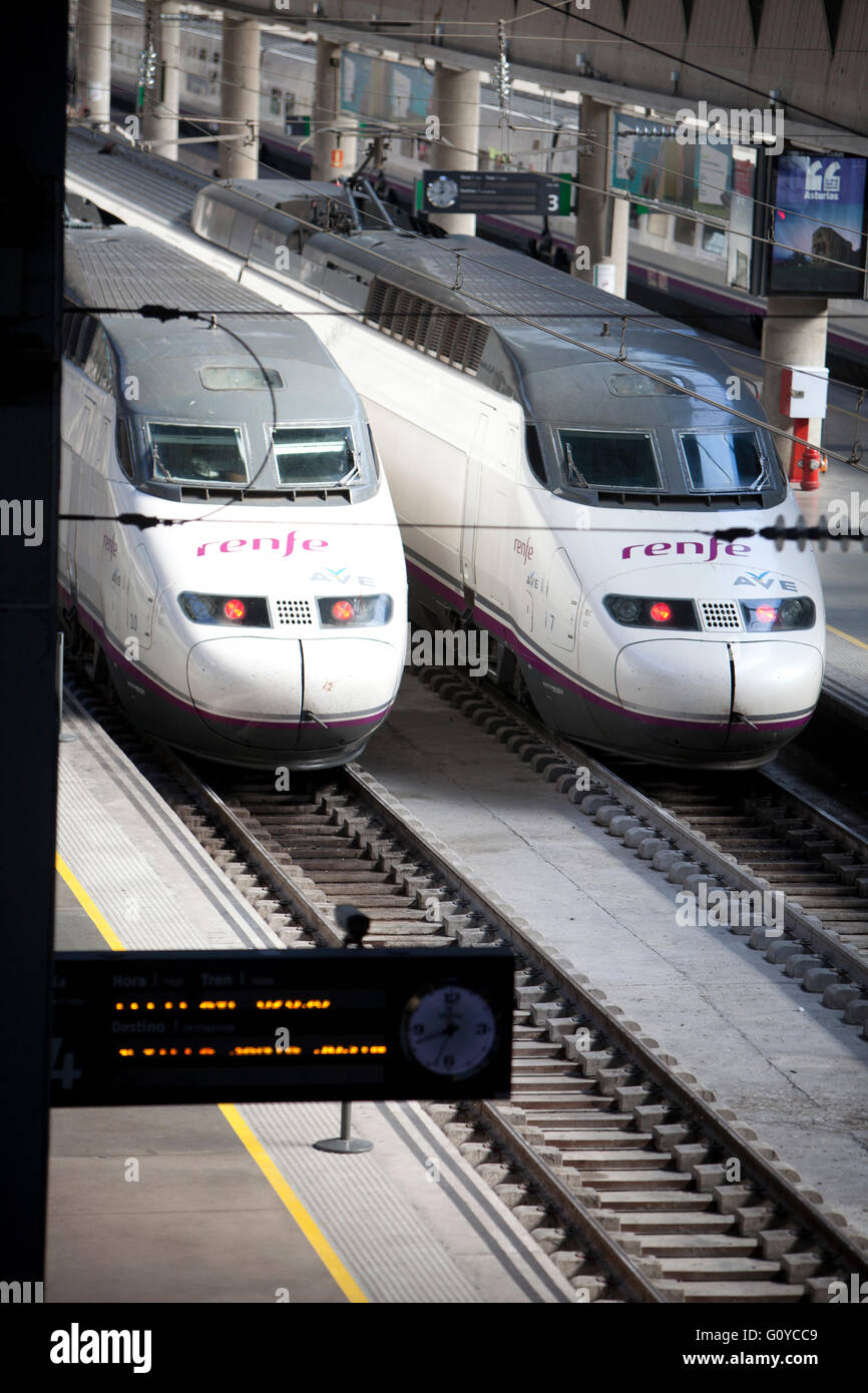 Hochgeschwindigkeitszug AVE RENFE im Bahnhof Santa Justa in Sevilla Spanien Stockfoto