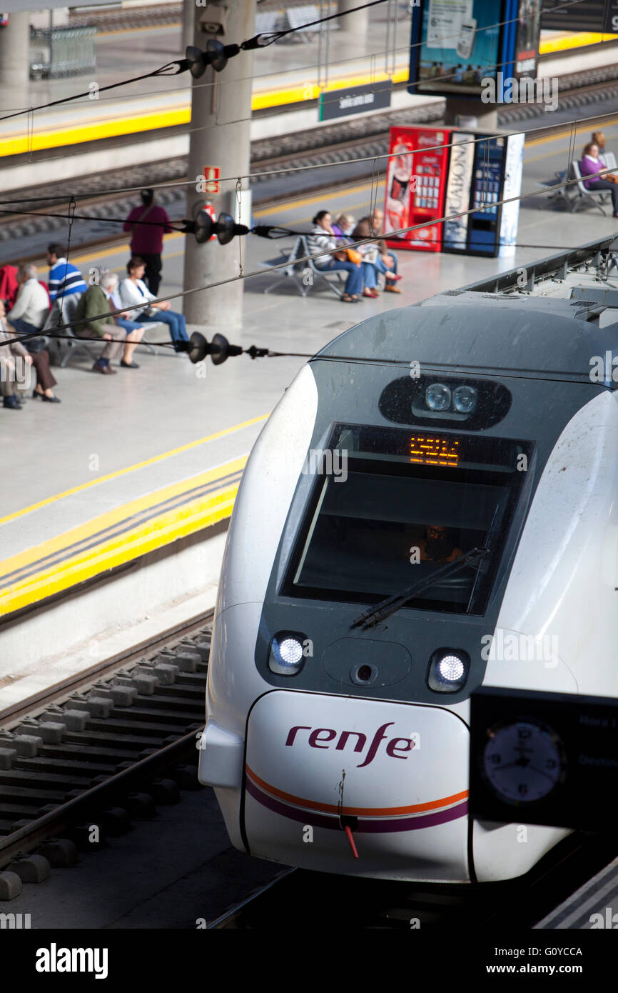 RENFE Regionalzug im Bahnhof Santa Justa in Sevilla Spanien Stockfoto