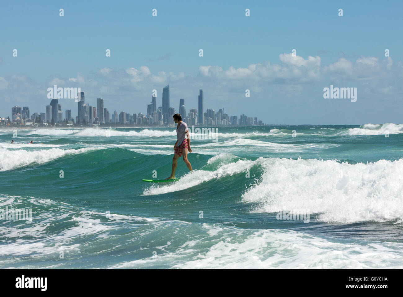 Mann beim Surfen an der Gold Coast in der Nähe von Surfers Paradise, Queensland, Australien Stockfoto