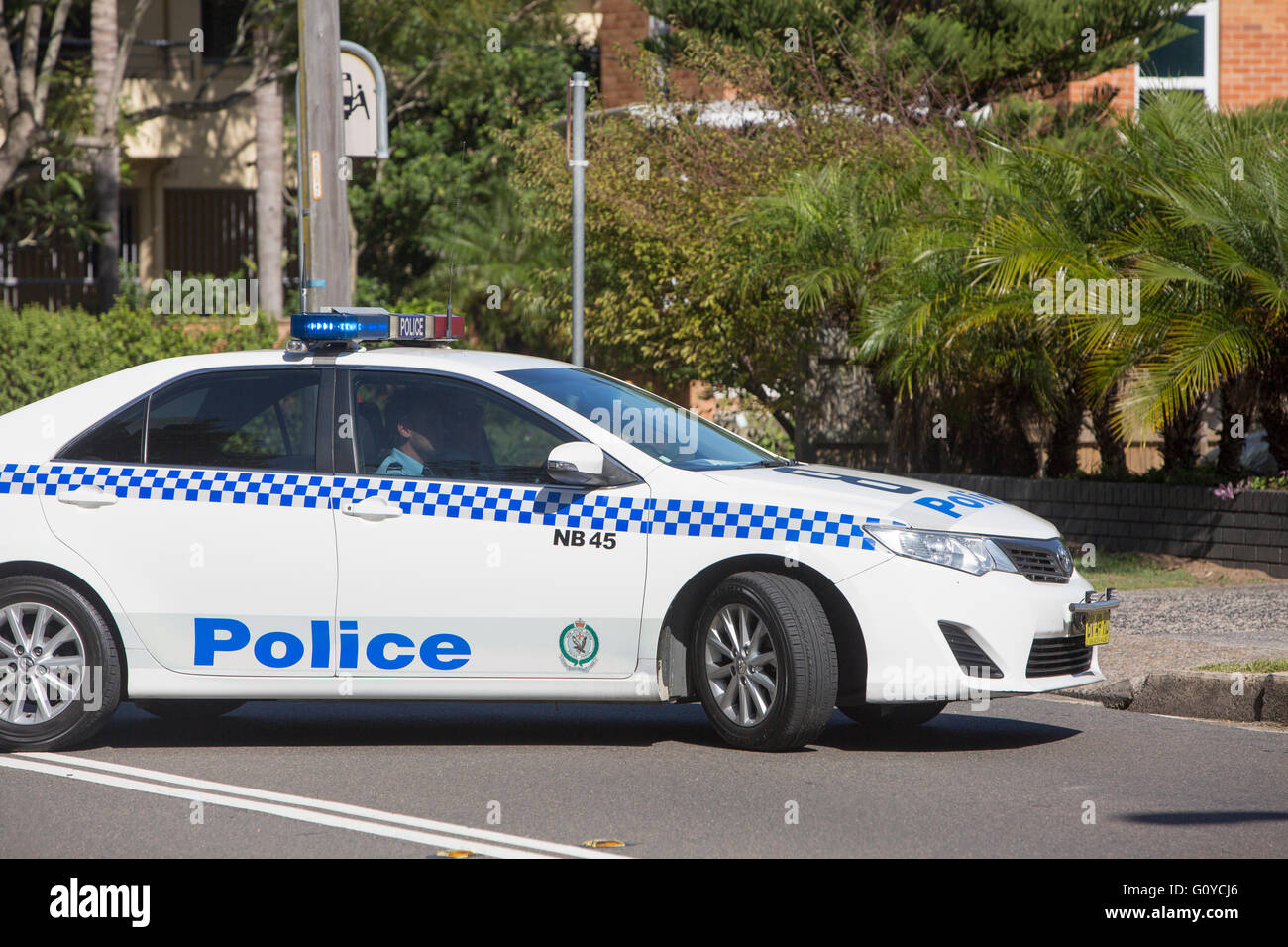 Polizeibeamter, der einen neuen Polizeiwagen in südwales in Sydney, Australien, fährt Stockfoto