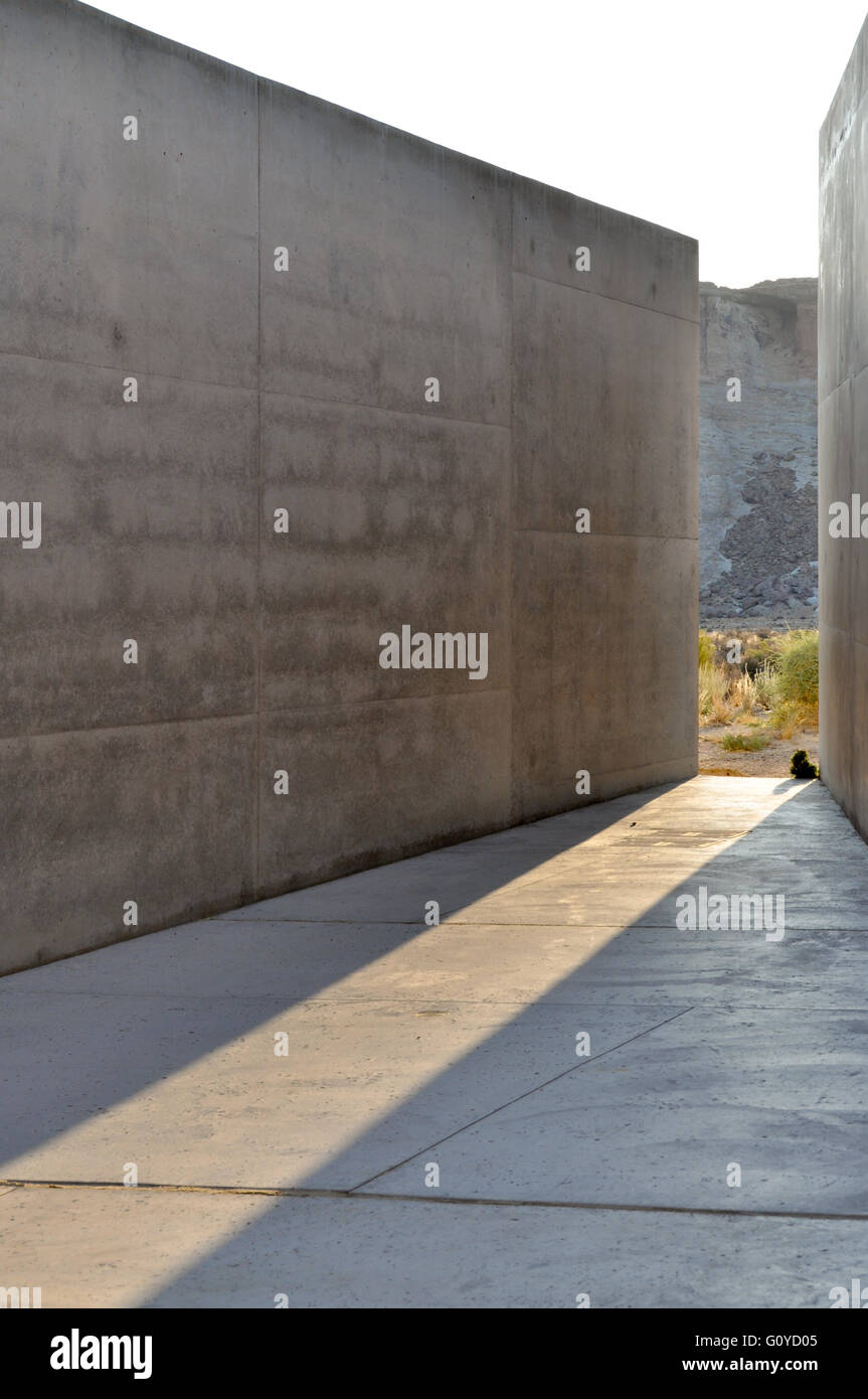 Hohe Betonwände im Wüstenresort, hell, modern, Topographie, Amangiri Stockfoto